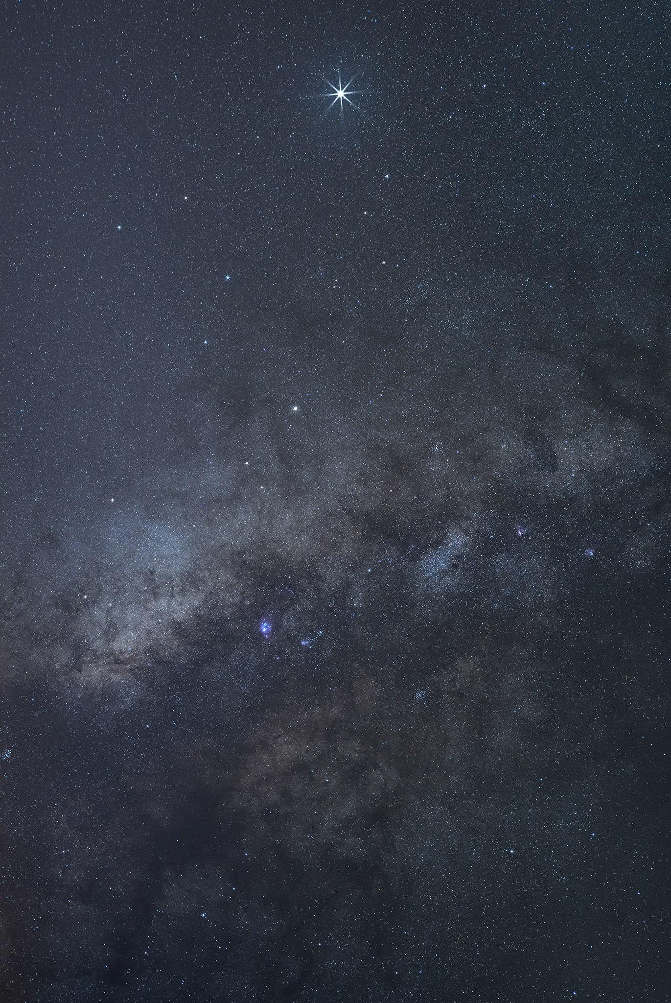 Color Photograph Anna Dobrovolskaya-Mints - Jupiter et Voie Lactée : Photo nocturne en couleur avec cadre noir et verre de musée
