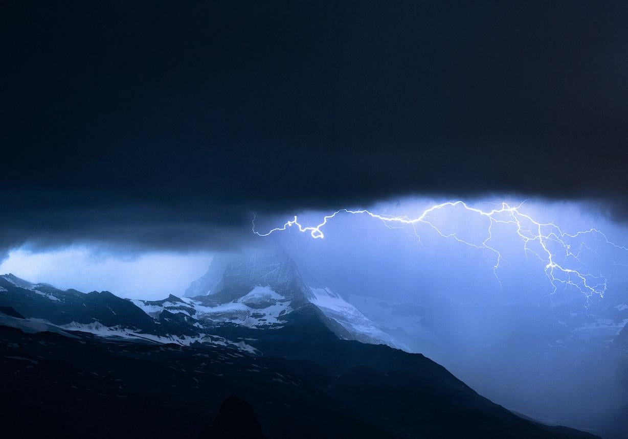 Lightning-Sturm über Matterhorn von Anna Dobrovolskaya-Mints. Blaues Nachtblaues Foto 1
