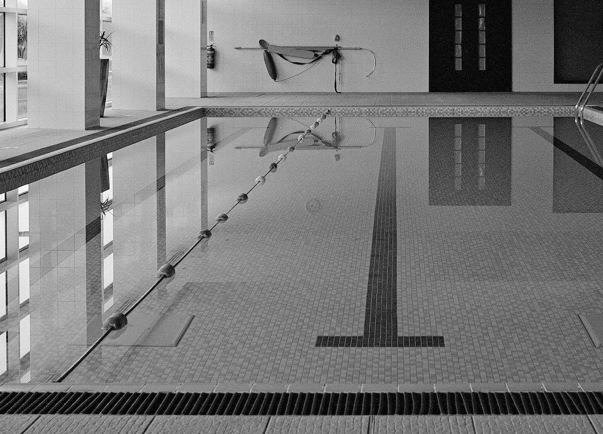 Monochrome quadratische Architekturfotografie: Swimming Pool Design (Grau), Black and White Photograph, von Anna Dobrovolskaya-Mints