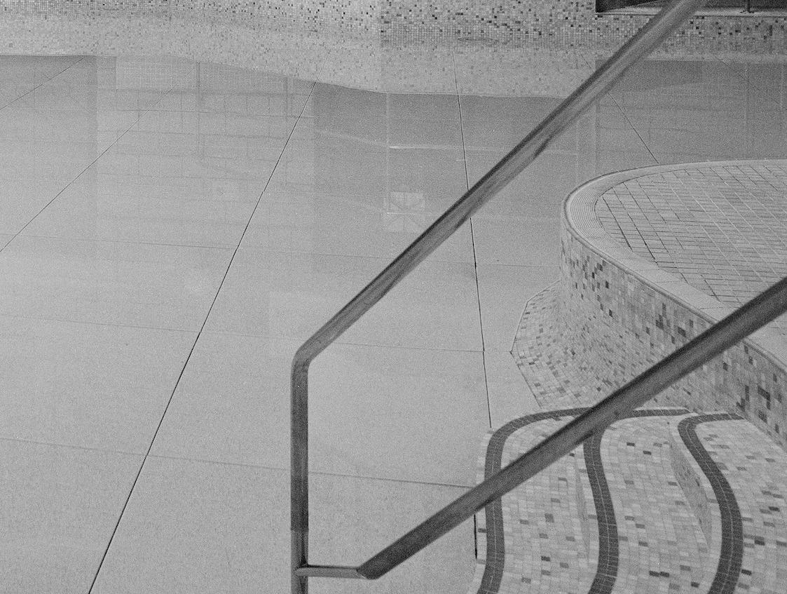 Monochrome Square Architecture Photography : Swimming Pool Design en vente 2