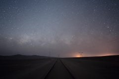 Foto notturna blu con le stelle della Via Lattea in Namibia.