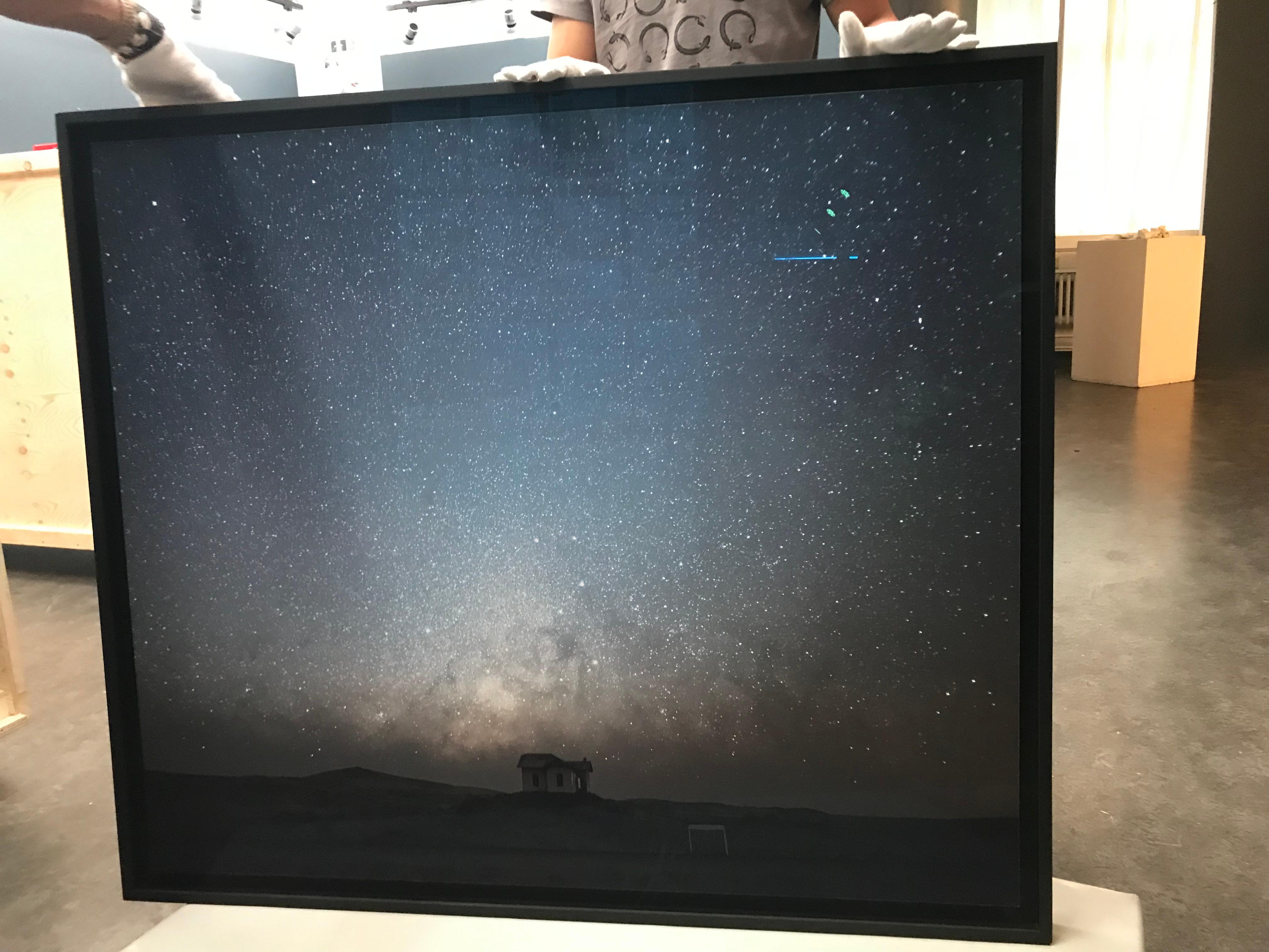 Nacht in der Namibianischen Wüste. Dunkelblaues quadratisches Foto in schwarzem, schwebendem Rahmen – Photograph von Anna Dobrovolskaya-Mints