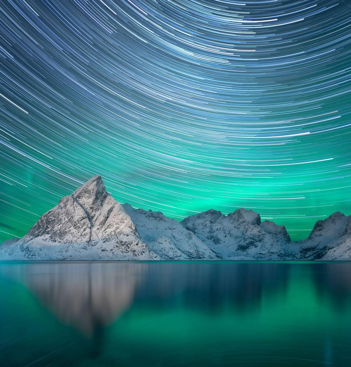 Color Photograph Anna Dobrovolskaya-Mints - Lights norvégiennes : Photo carrée colorée avec traînées d'étoiles