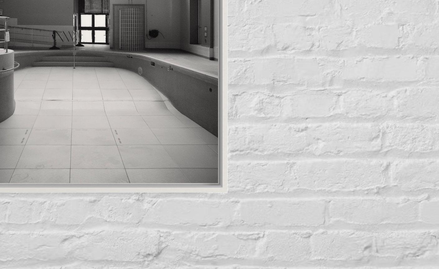 Fotografia di architettura quadrata monocromatica: Empty Swimming Pool Design. - Photograph Contemporaneo di Anna Dobrovolskaya-Mints