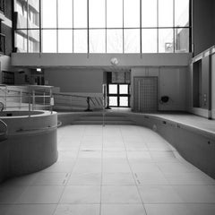 Monochrome quadratische Architekturfotografie: Empty Swimming Pool Design.