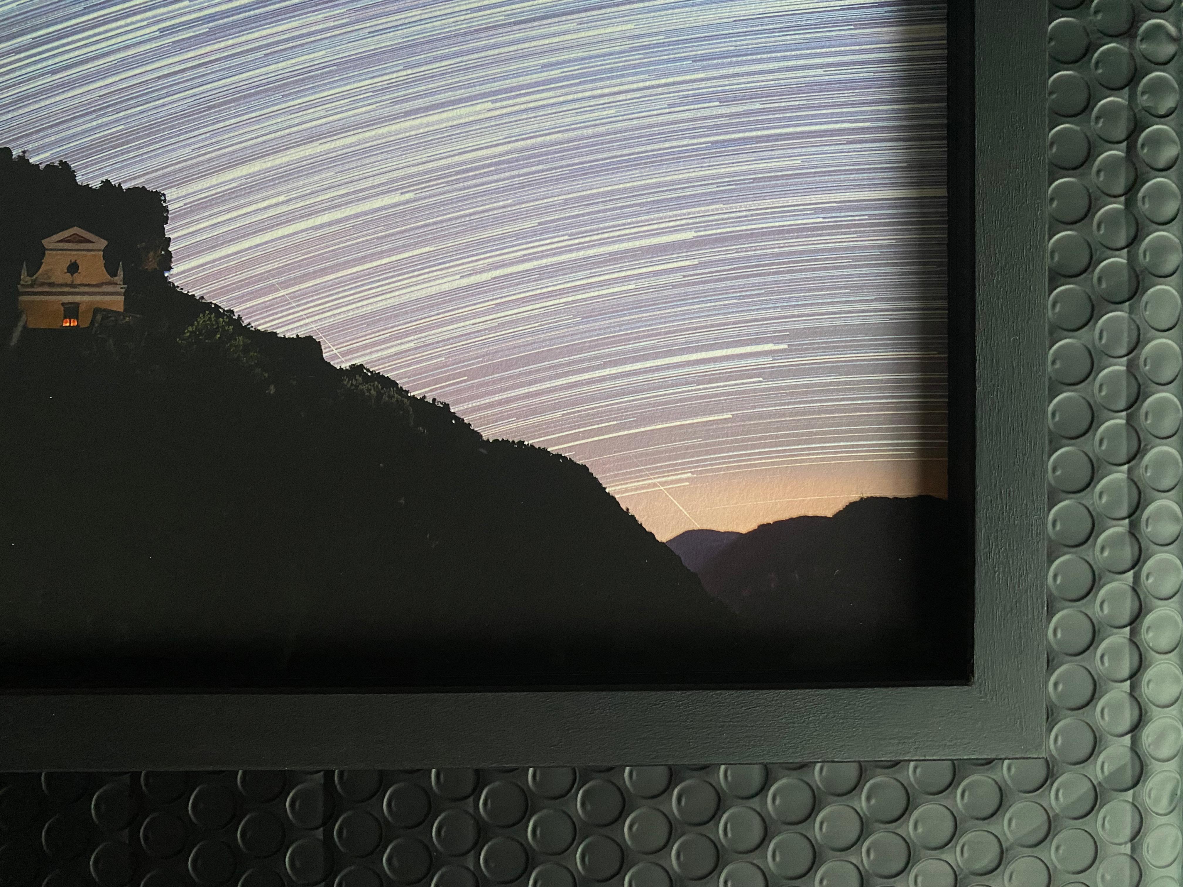 Traces d'étoiles en France. Petite photo de nuit couleur dans un cadre en bois avec verre - Photograph de Anna Dobrovolskaya-Mints
