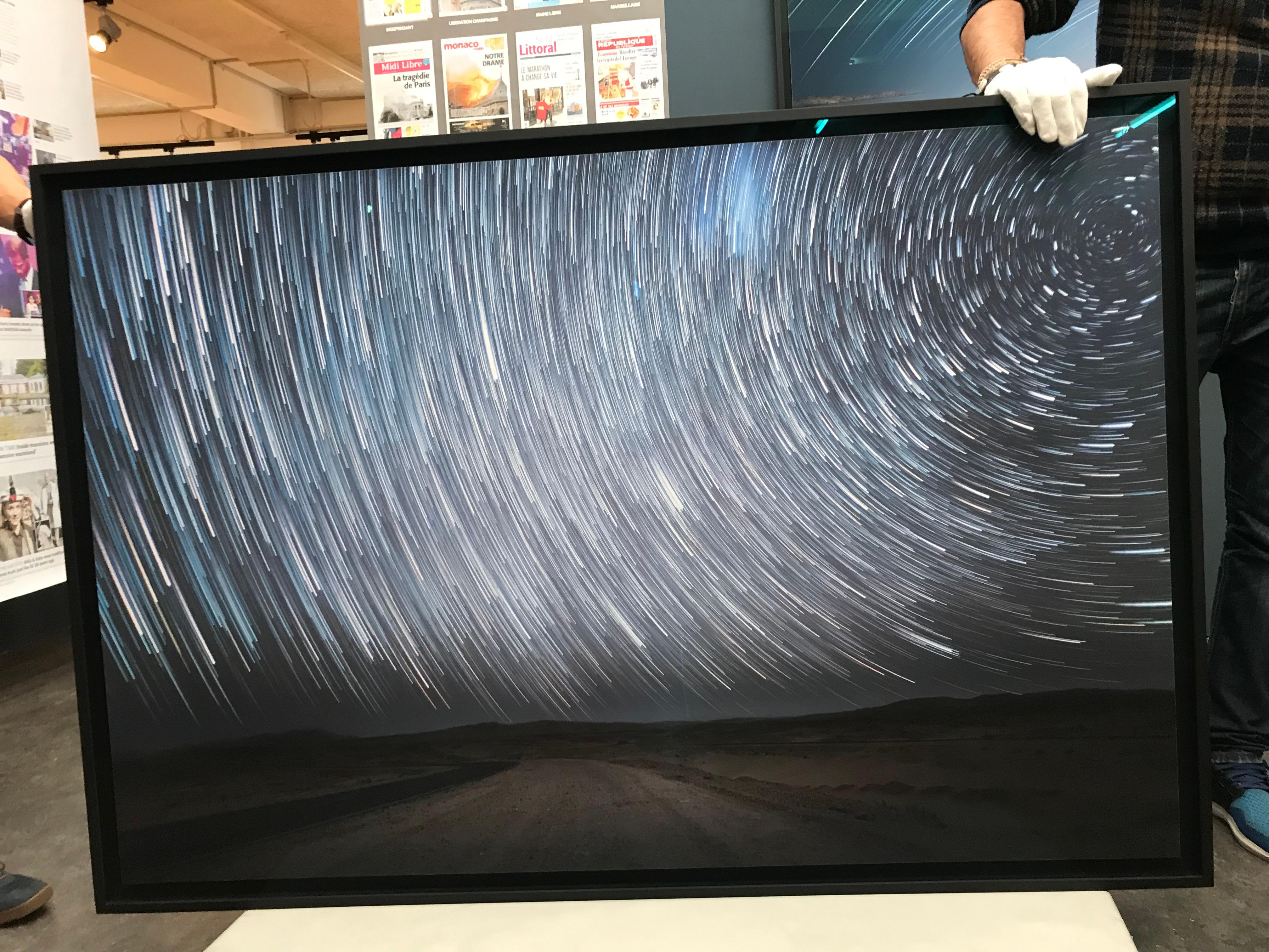 Cadre flottant noir, verre de musée
Taille : 100x150cm / 104x154cm avec cadre
Edition 2/3 

Cette œuvre d'art étonnante fait partie du projet Zero F*cks Given, qui a été présenté à la galerie Photobastei à Zurich, en Suisse, en 2019. Elle est