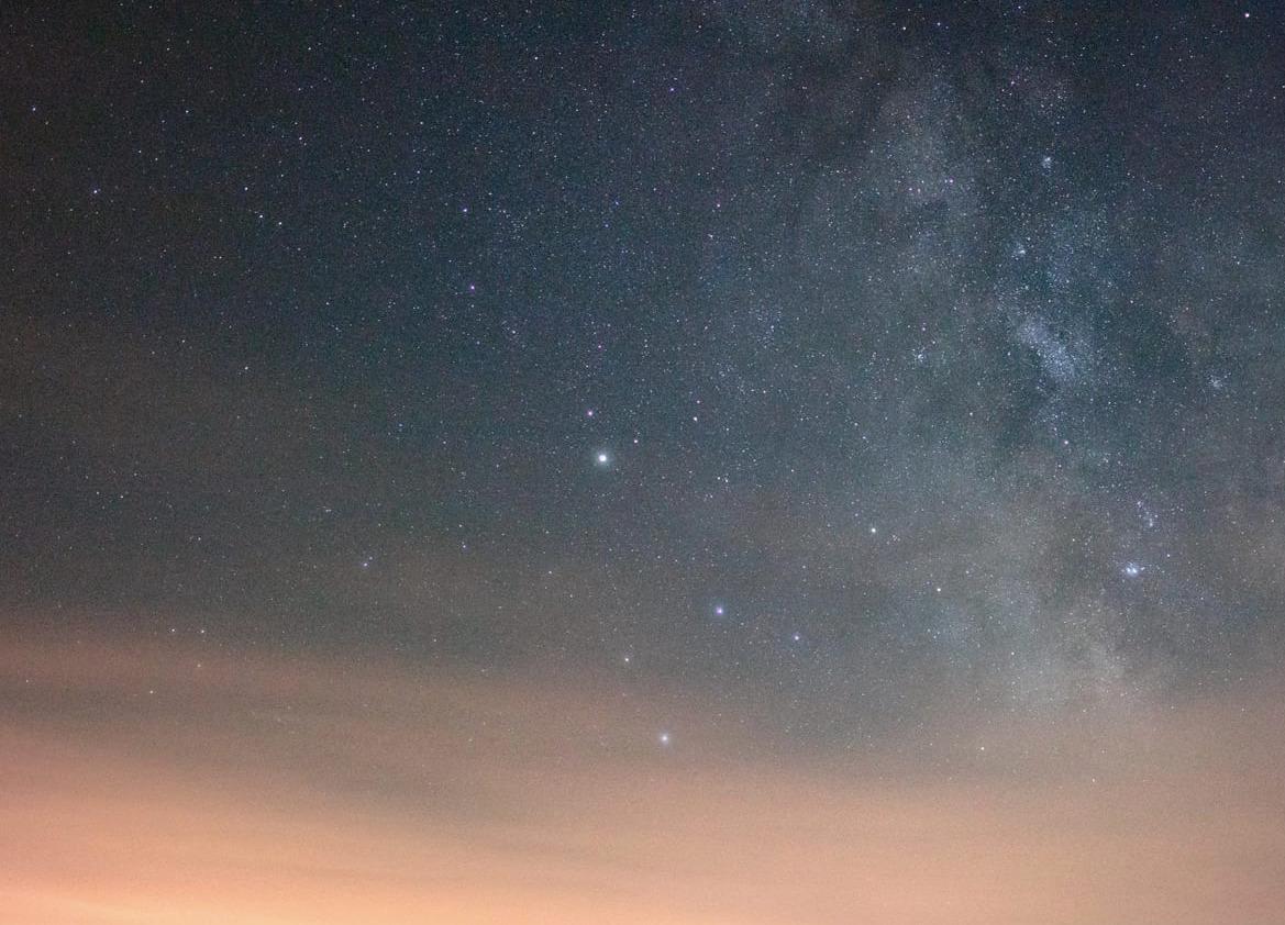 Astrofotografía impresionante: Puesta de Sol Celeste con Presencia Similar a Júpiter - Landscape Photograph Negro de Anna Dobrovolskaya-Mints