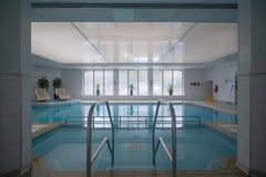 Photo d'architecture d'une piscine dans un hôtel du Wiltshire. Cadre blanc, verre de musée