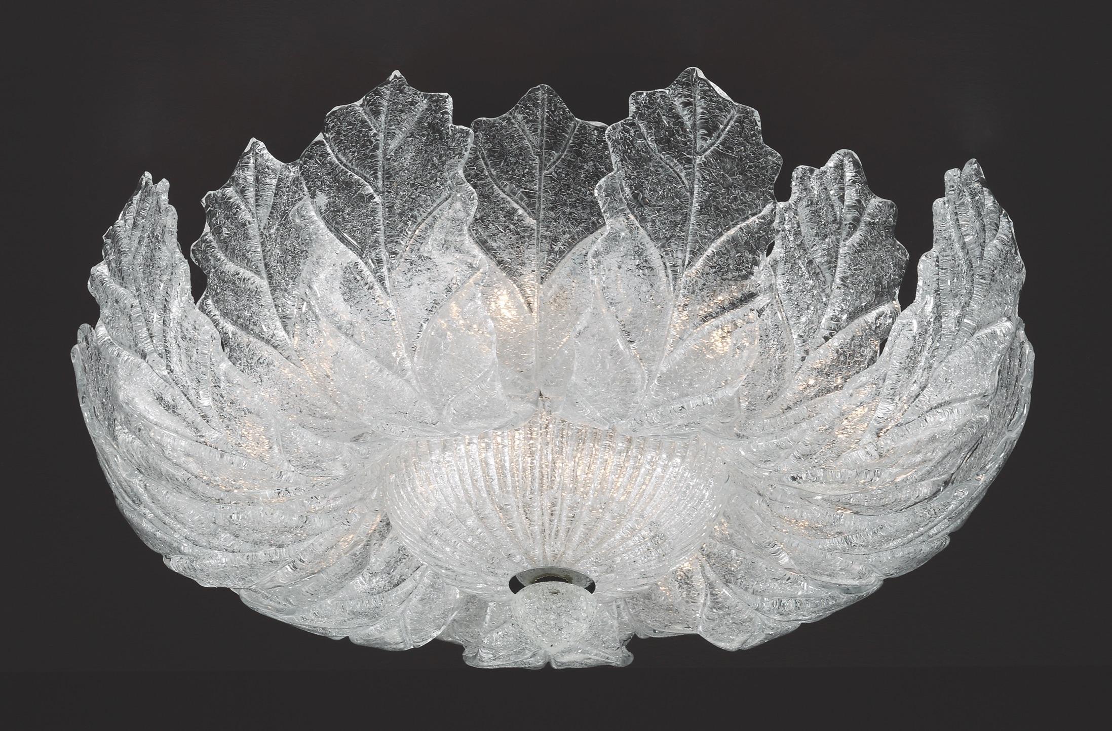 Encastré italien avec des feuilles de verre Murano clair soufflées à la main selon la technique Graniglia pour produire un effet texturé granuleux, monté sur une monture en métal blanc par Fabio LTD / Made in Italy
11 lampes / type E12 ou E14 / max