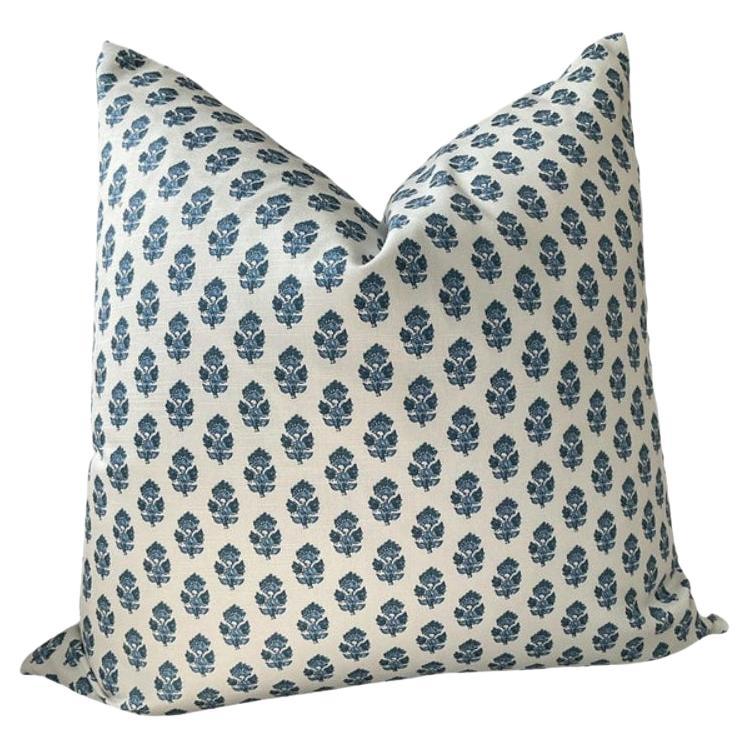 Cuscino Anna French for Thibaut "Julian" in blu con imbottitura in piuma d
oca da 18".