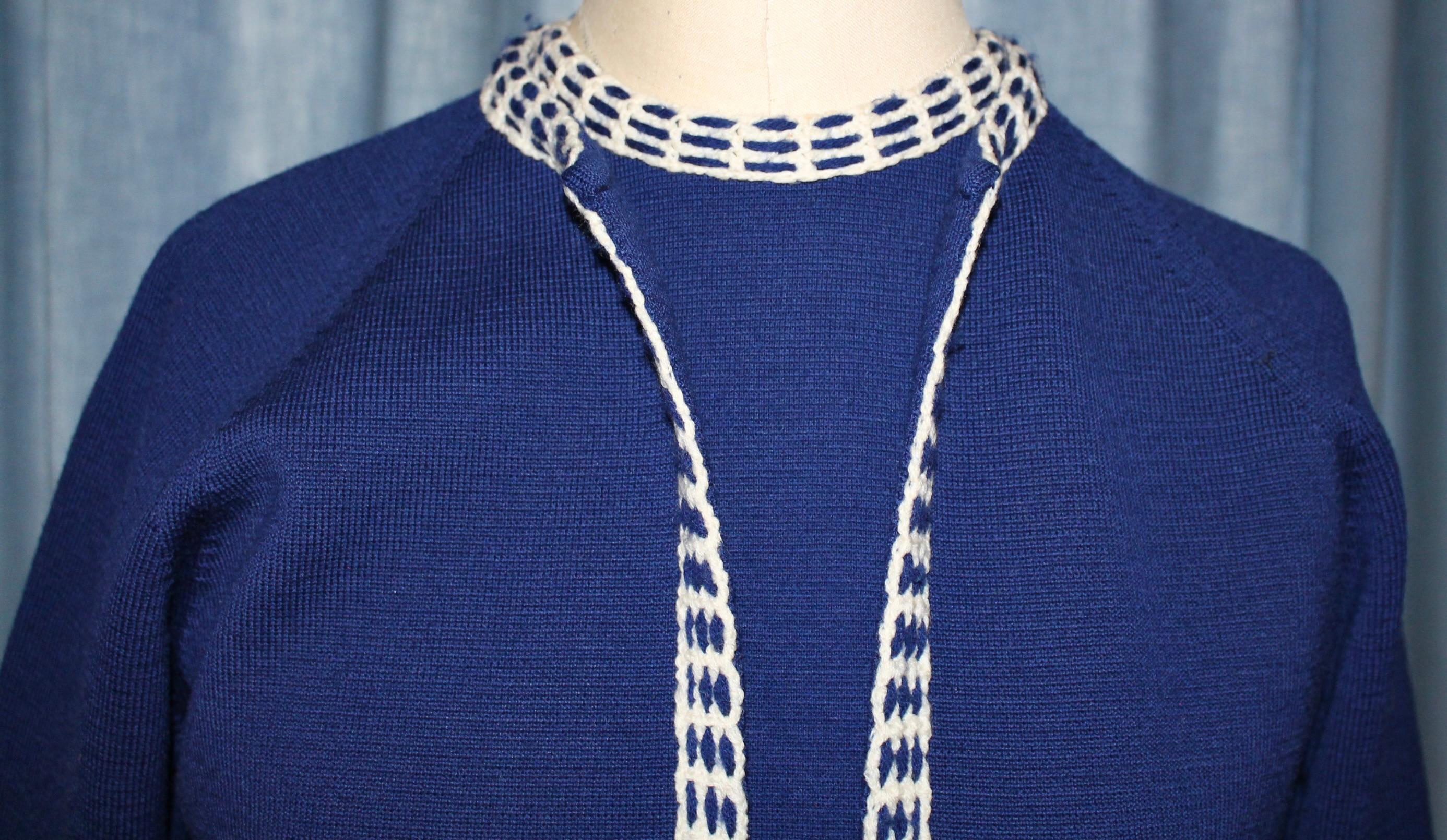 Ein dunkles Blau  Wolle Jersey  Etuikleid mit geflochtenem Kragen. Jacke auch mit Flechtung rundum, Länge der Jacke 20