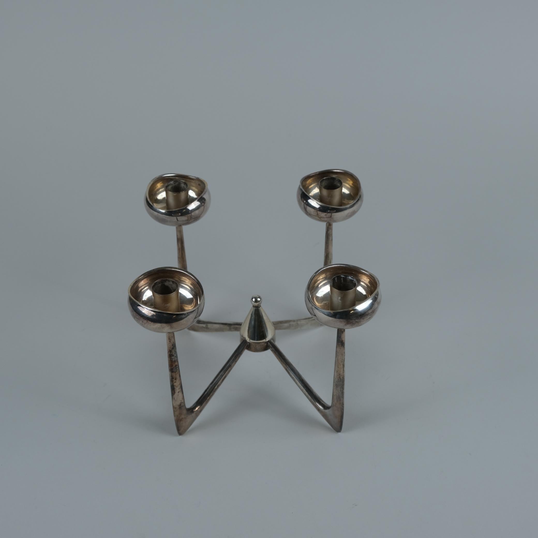 Metà XX secolo Anna-Greta Eker Portacandele futuristico in argento, Auran Kultaseppä 1963 in vendita