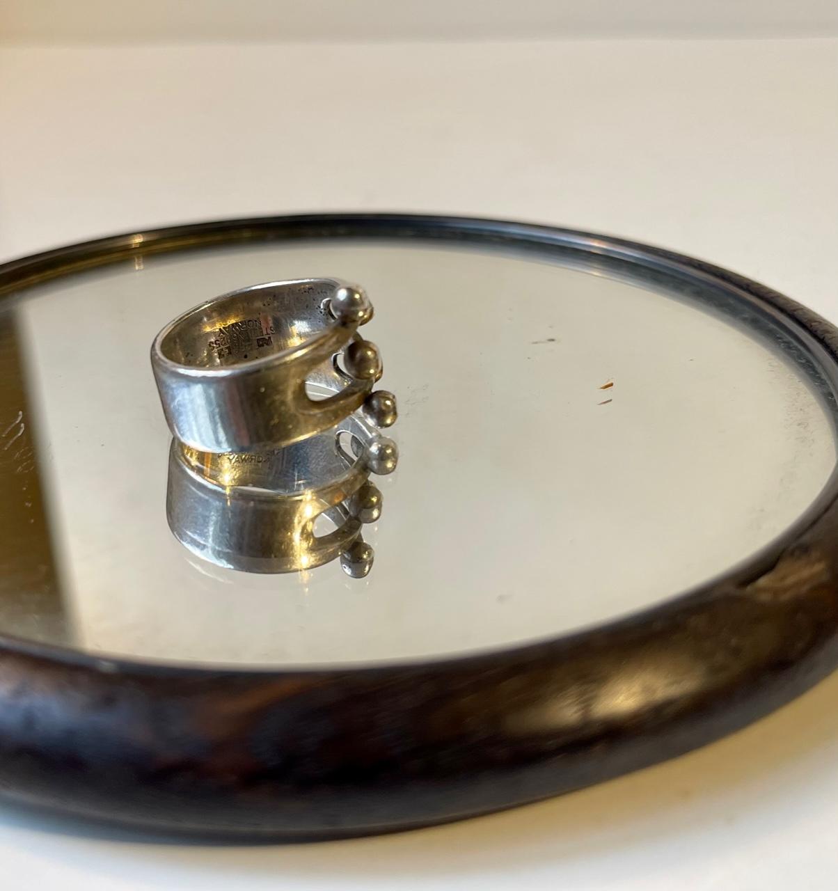 Intertwined sterling silver ring with pronounced beads. Designed by Anna-Greta Eker for Plus in Norway. circa 1960-1970. Marked ”AGE [+ mark] sterling 925 S Norway”. Measurements: 16/56 on ring measurer. It can be adjusted 2-3 mm either way.

     