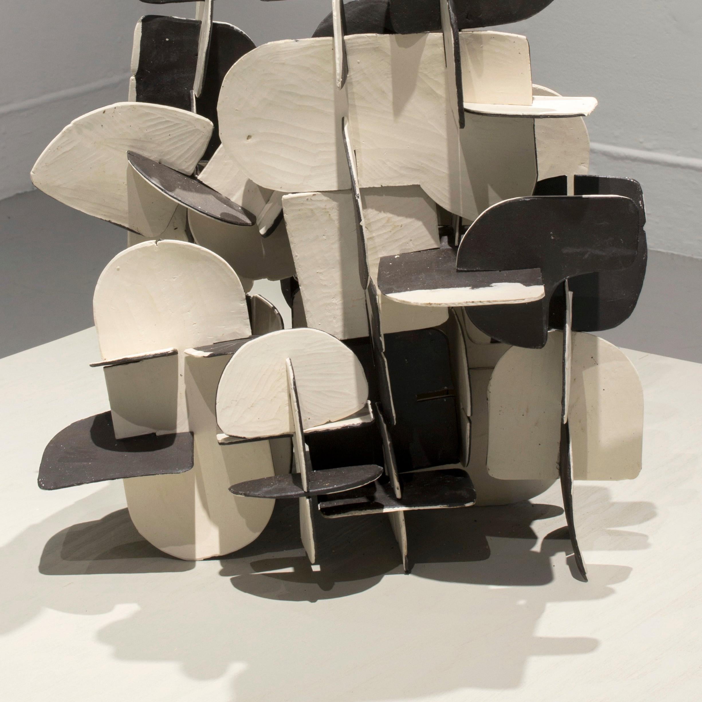 Jigsaw-Schau (Grau), Abstract Sculpture, von Anna Hepler