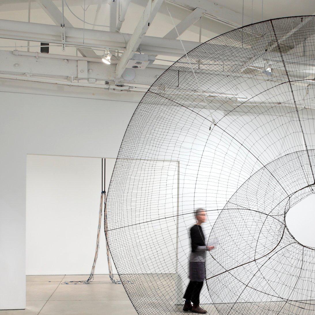 La sveglia - Abstract Sculpture Grigio di Anna Hepler