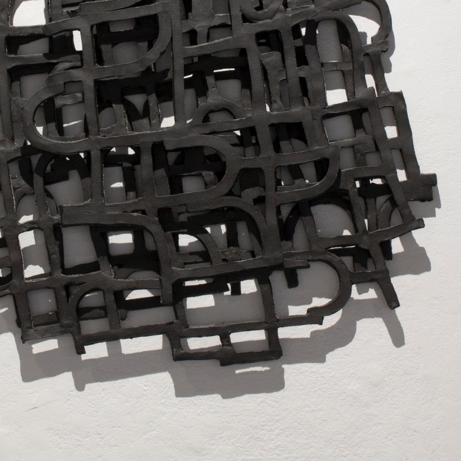 Erstaunlich (Grau), Abstract Sculpture, von Anna Hepler