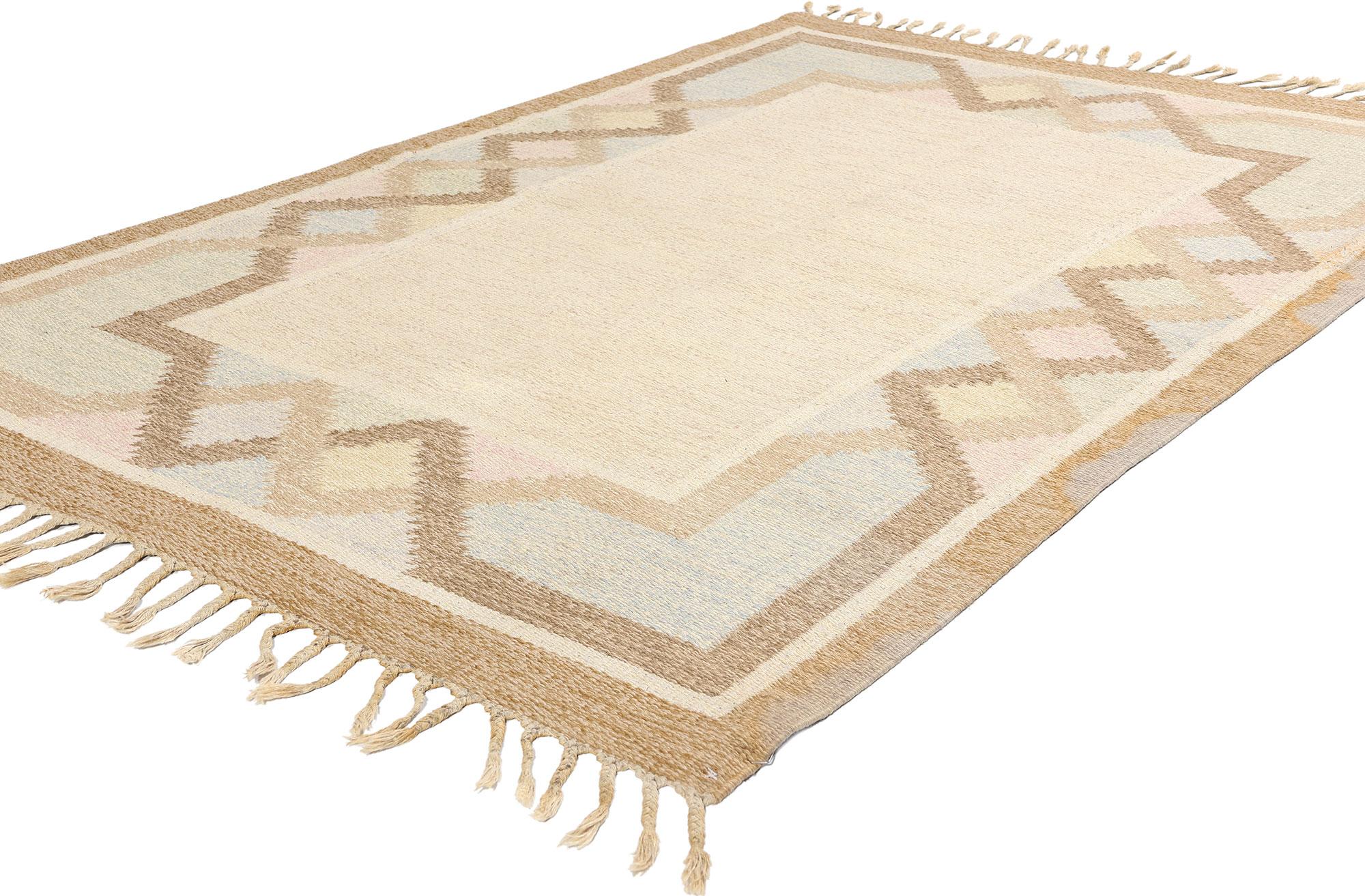 78254 Anna Johanna Angstrom Vintage Swedish Rollakan Rug, 04'05 x 06'08. Anna Johanna Angstrom (1894-1983) est une figure marquante du design textile suédois, incarnant la quintessence de l'esthétique scandinave du début et du milieu du XXe siècle.