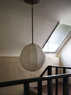 Ciondolo a forma di globo di gelso di Anna Karlin - Medio