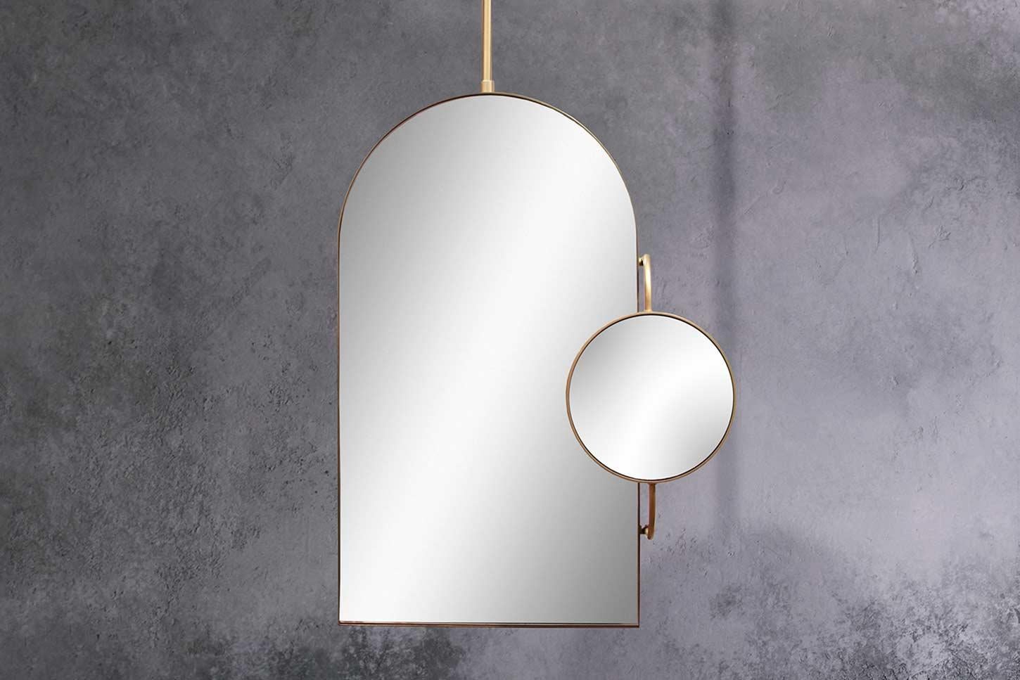 Realizzato per essere appeso al soffitto, questo pezzo scultoreo è dotato di uno specchio laterale articolato con ingrandimento 5x.

Nota: lo specchio deve essere montato sia a parete che a soffitto. Per maggiori dettagli, consulta il foglio di