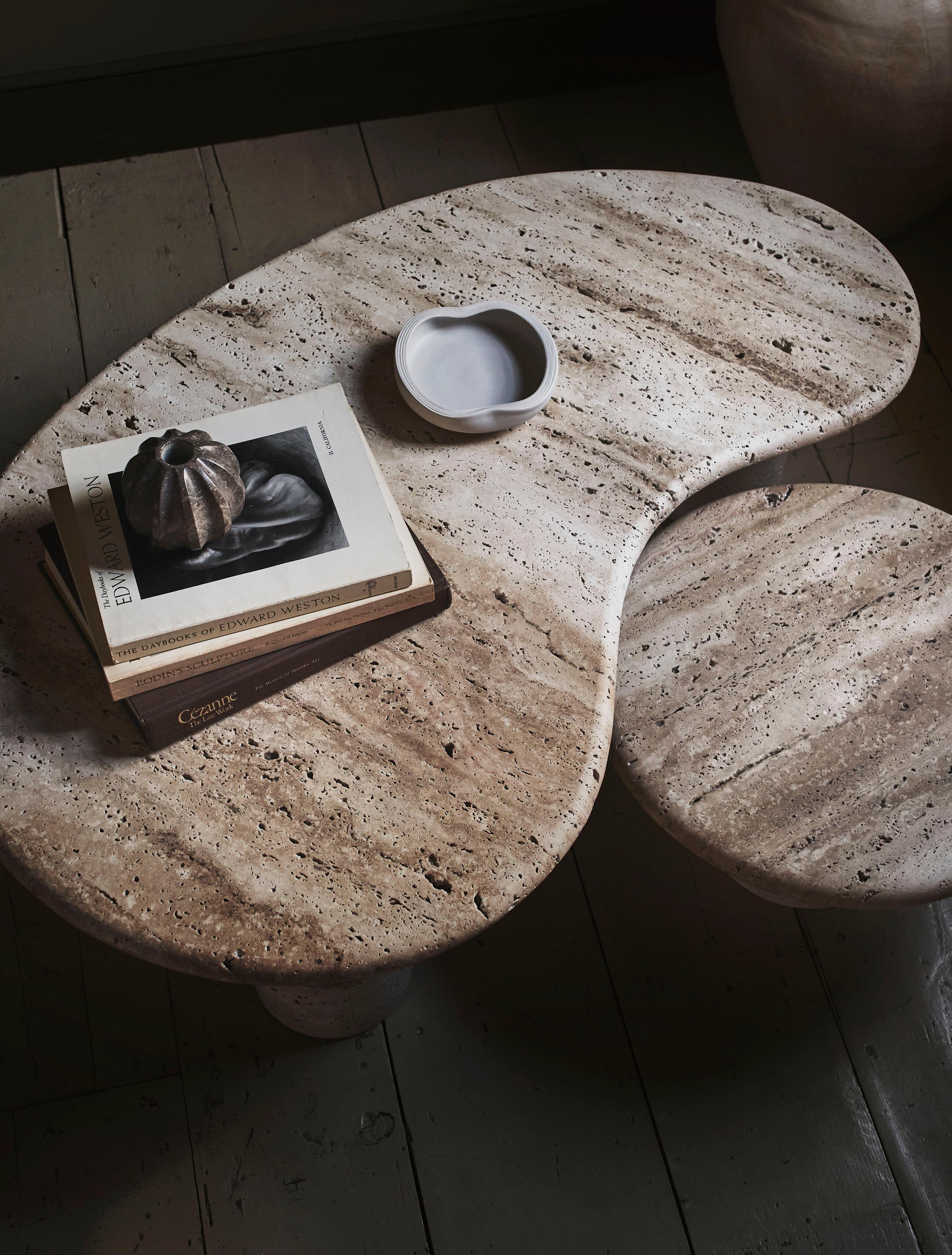 Die Tische aus geschnitztem Travertin sind perfekt ineinander verschachtelt und können individuell an den jeweiligen Raum angepasst werden.

Aufgrund der Natur des MATERIALS gibt es in jedem Travertinblock verschiedene Schattierungen und
