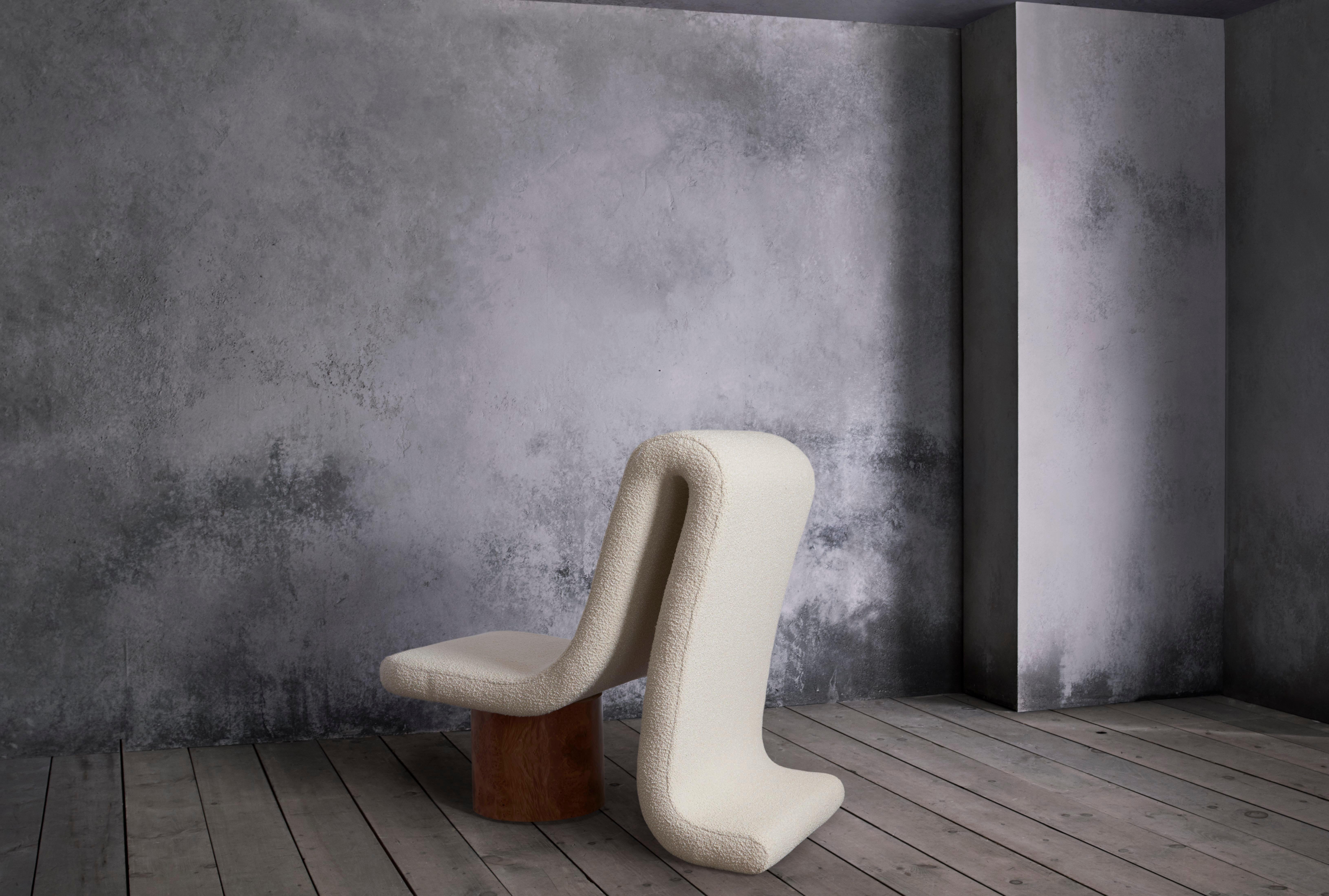Dieser wunderbar bequeme Sessel, der aus jeder Perspektive funktioniert, kombiniert Ahornwurzelholz mit weichen Linien.

MATERIALIEN: Ahorn Wurzelholz, Boucle

Abmessungen: B - 24