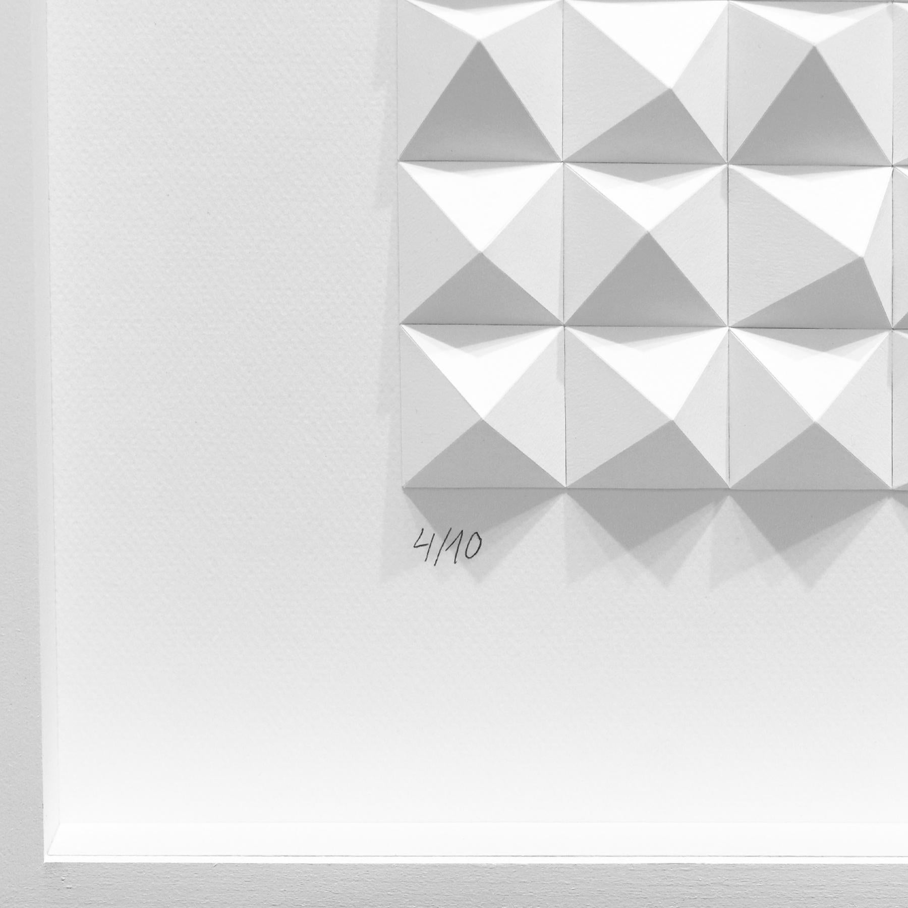 Untitled 47 - Arte di carta astratta monocromatica piegata a mano in 3D in vendita 2