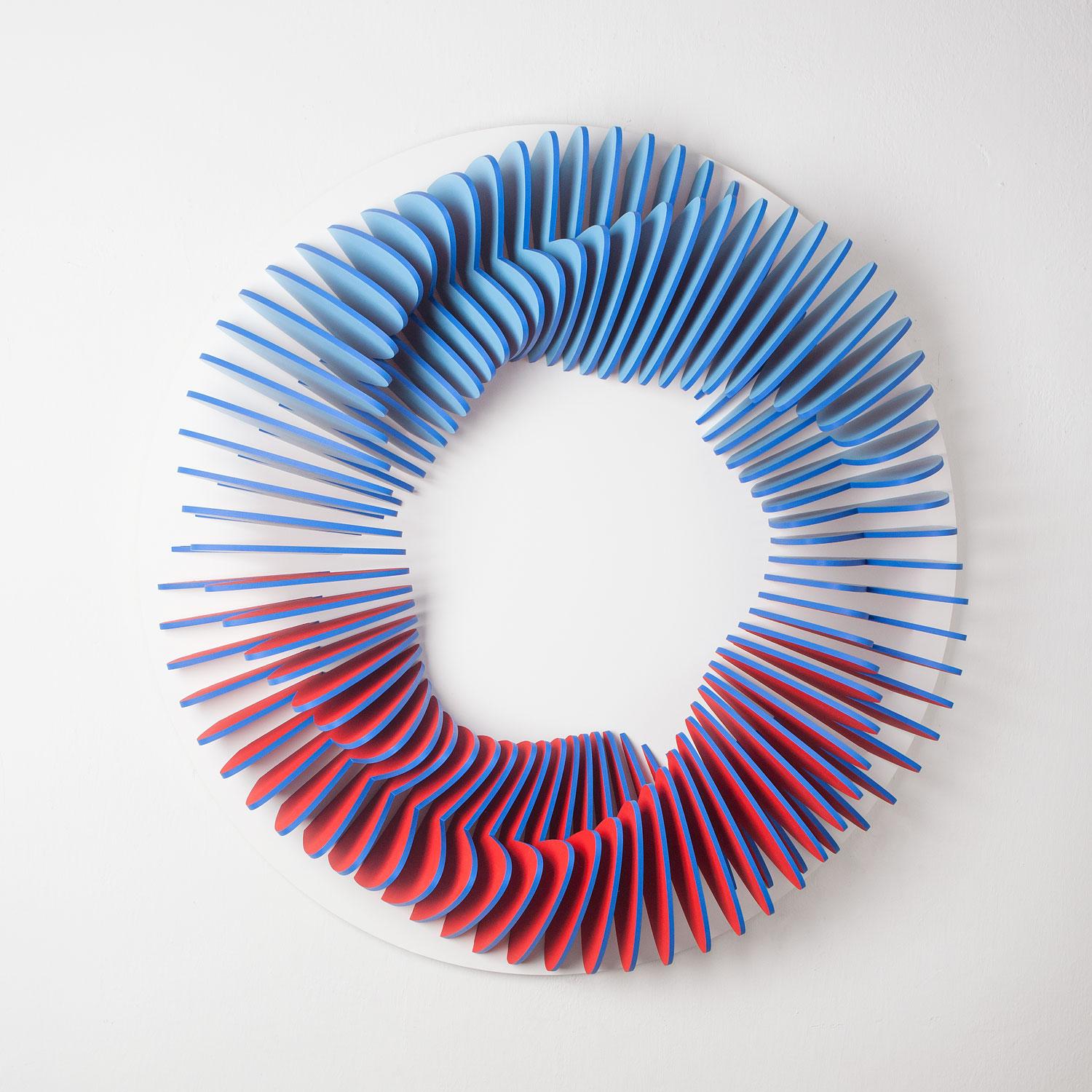 CC 100 - Blau-rote abstrakte geometrische 3D-Wandskulptur, kreisförmige Skulptur (Geometrische Abstraktion), Mixed Media Art, von Anna Kruhelska