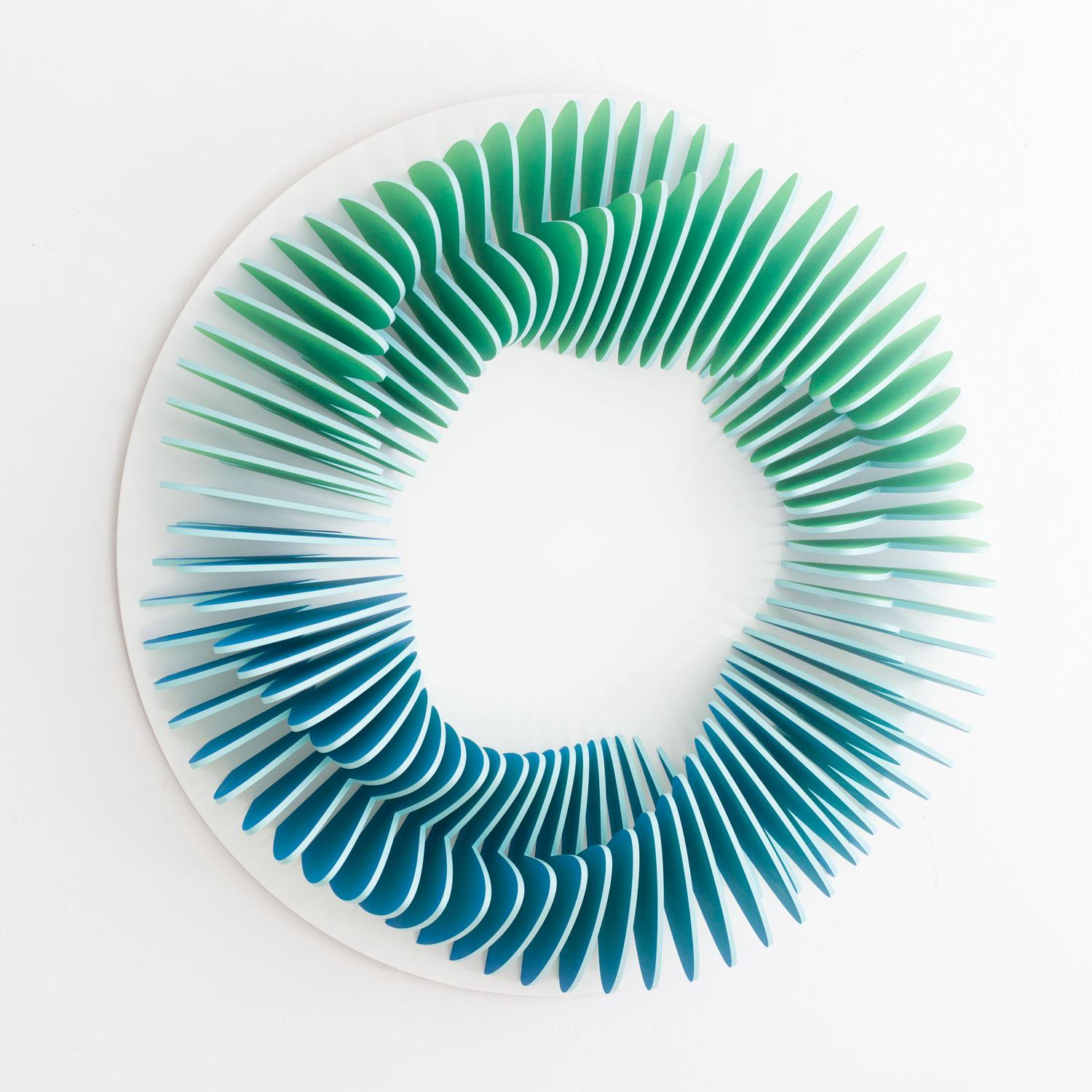 CC 102 - Escultura circular 3D de pared abstracta geométrica verde azulada - Sculpture de Anna Kruhelska