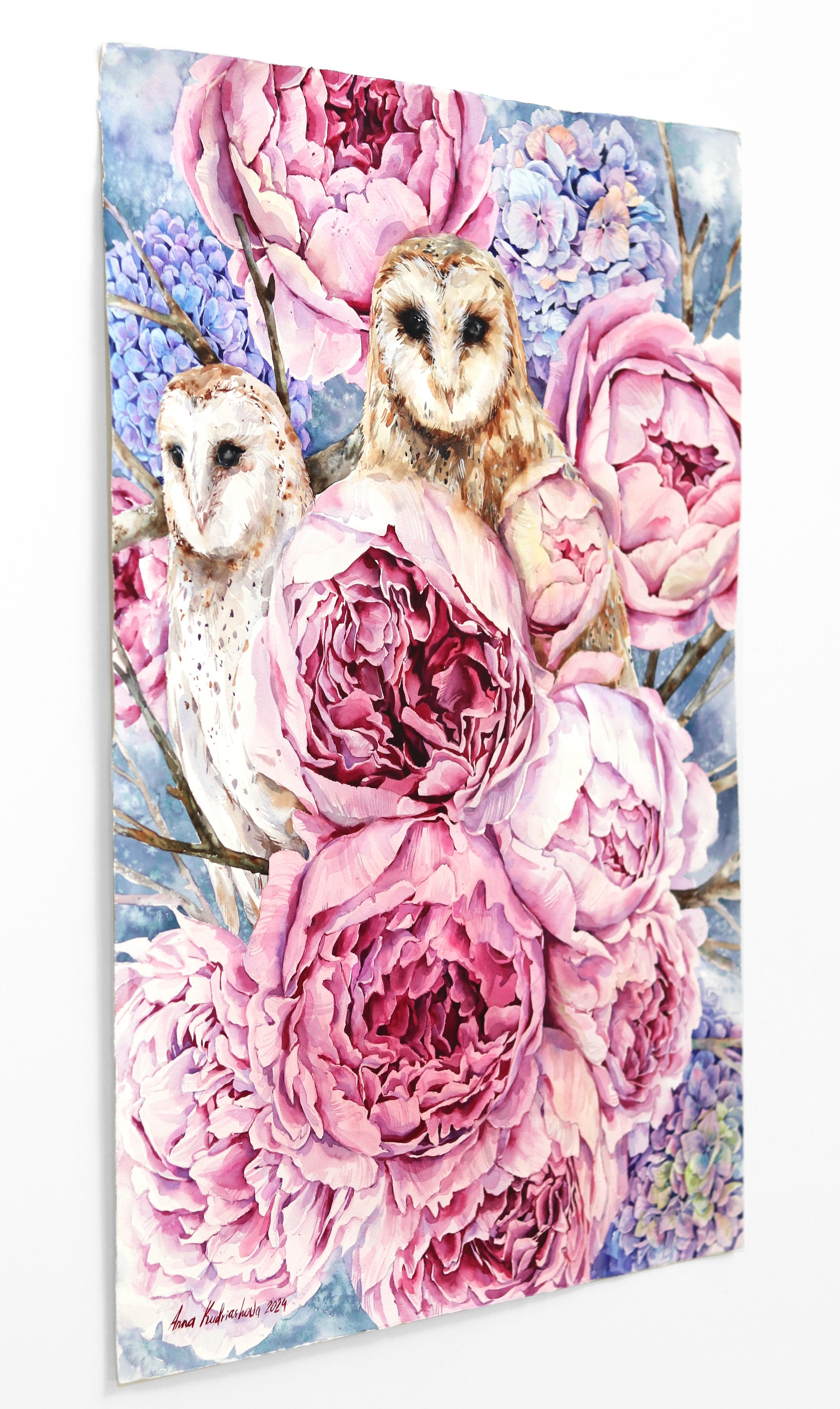 Zwei Eulen - Rosa Lila Pastell Pfingstrose Vogel Aquarellgemälde (Zeitgenössisch), Painting, von Anna Kudriashova