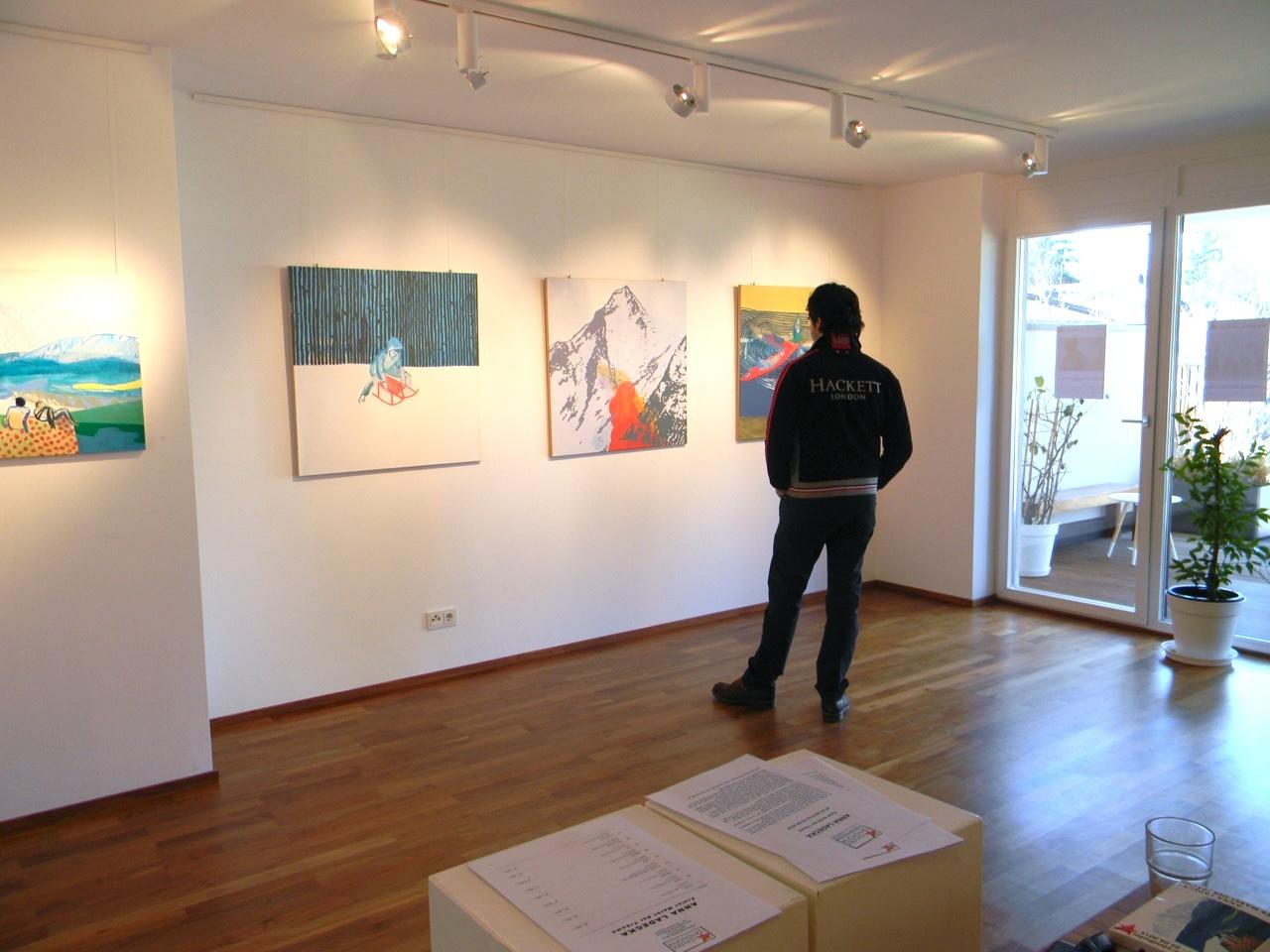 Trineo - Pintura figurativa contemporánea de paisaje, nieve, invierno, bosque, azul - Figurative Painting Negro de Anna Ładecka