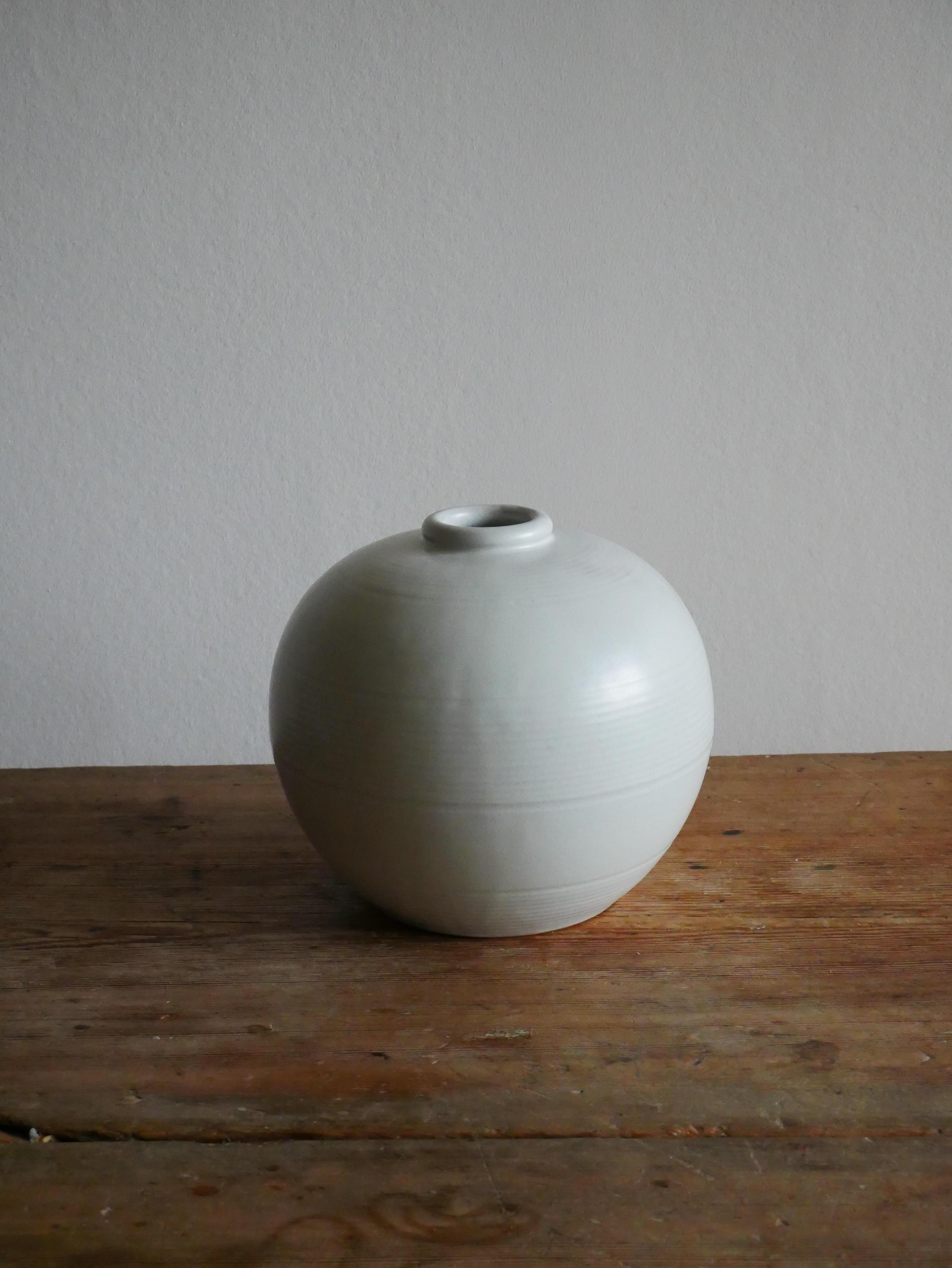 Eine Vase der frühen Moderne. 
Entworfen von Anna-Lisa Thomson, für Upsala-Ekeby, Schweden, 1940er Jahre. 
Etikettiert.


