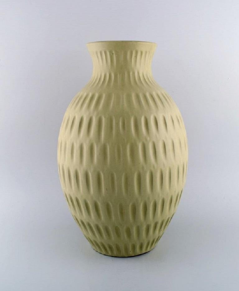 Anna Lisa Thomson (1905-1952) for Upsala-Ekeby. Floor vase in glazed ceramics. 1960s.
Measures: 41 x 26 cm.
In excellent condition.
Stamped.