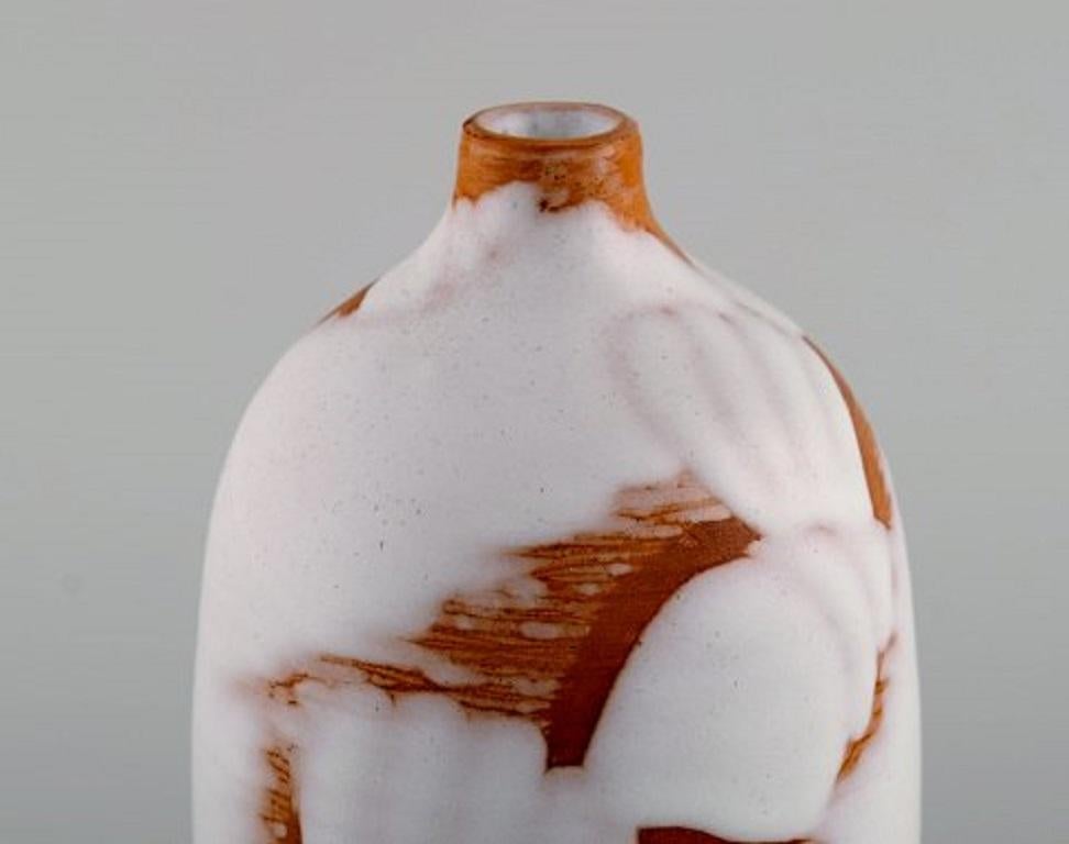 Anna Lisa Thomson (1905-1952), Sweden. Vase in white glazed ceramics with seashells, circa 1950.
Measures: 17.5 x 8 cm.
In excellent condition.
Stamped.