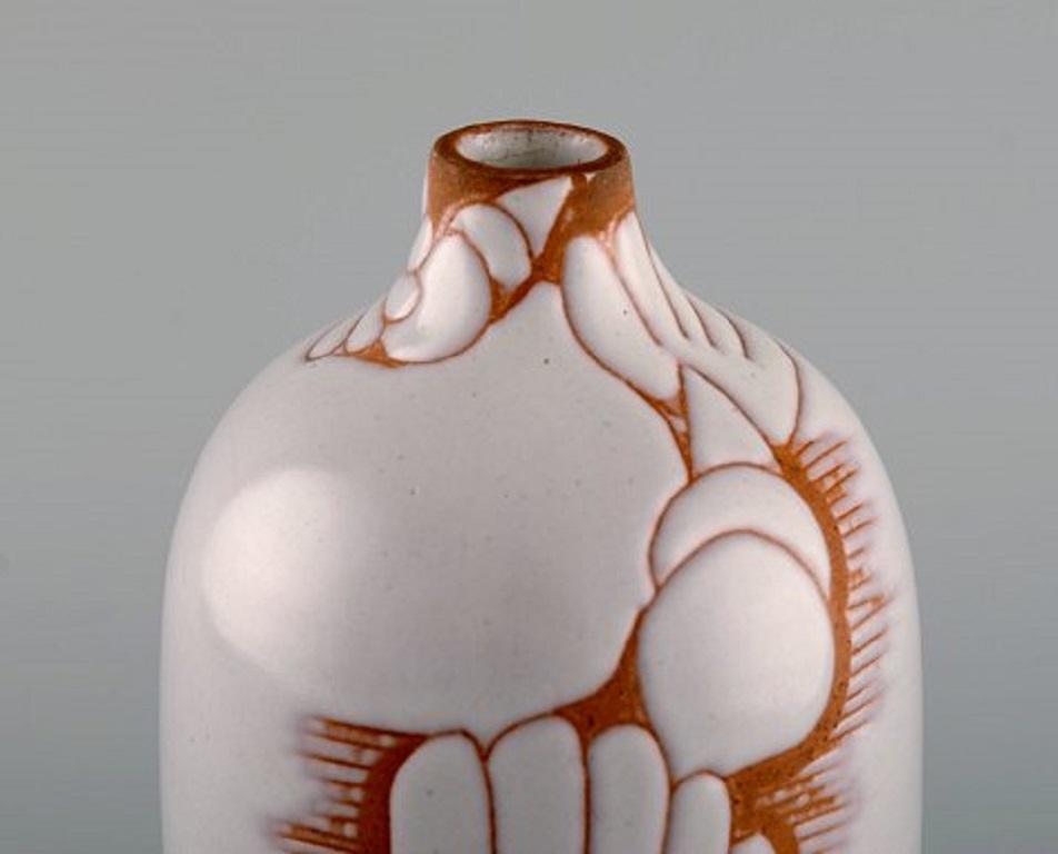 Anna Lisa Thomson (1905-1952), Sweden. Vase in white glazed ceramics with seashells, circa 1950.
Measures: 18 x 8 cm.
In excellent condition.
Stamped.
