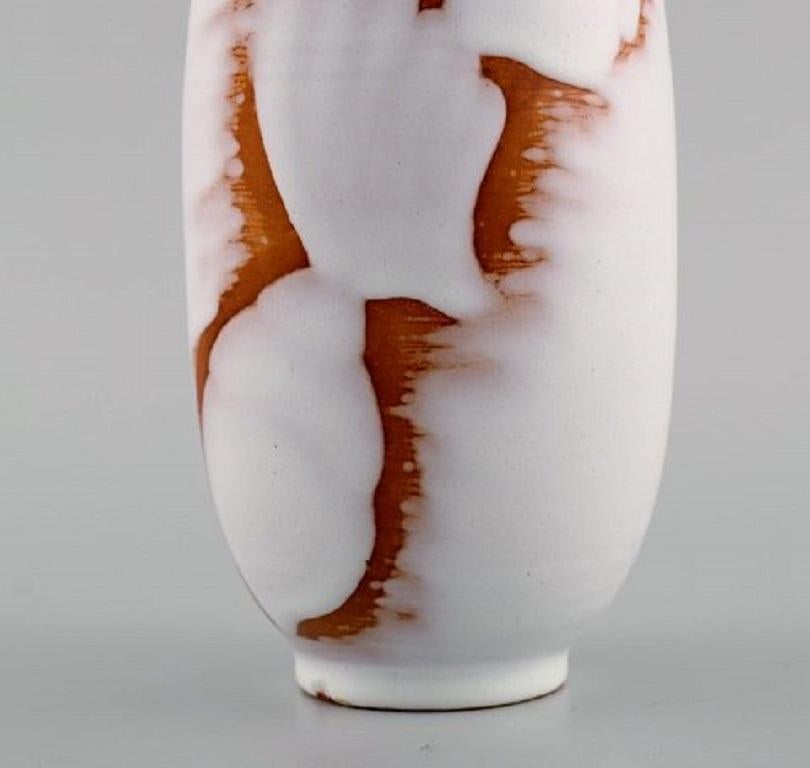 Svedese Anna Lisa Thomson, Vaso in ceramica smaltata bianca con conchiglie in vendita