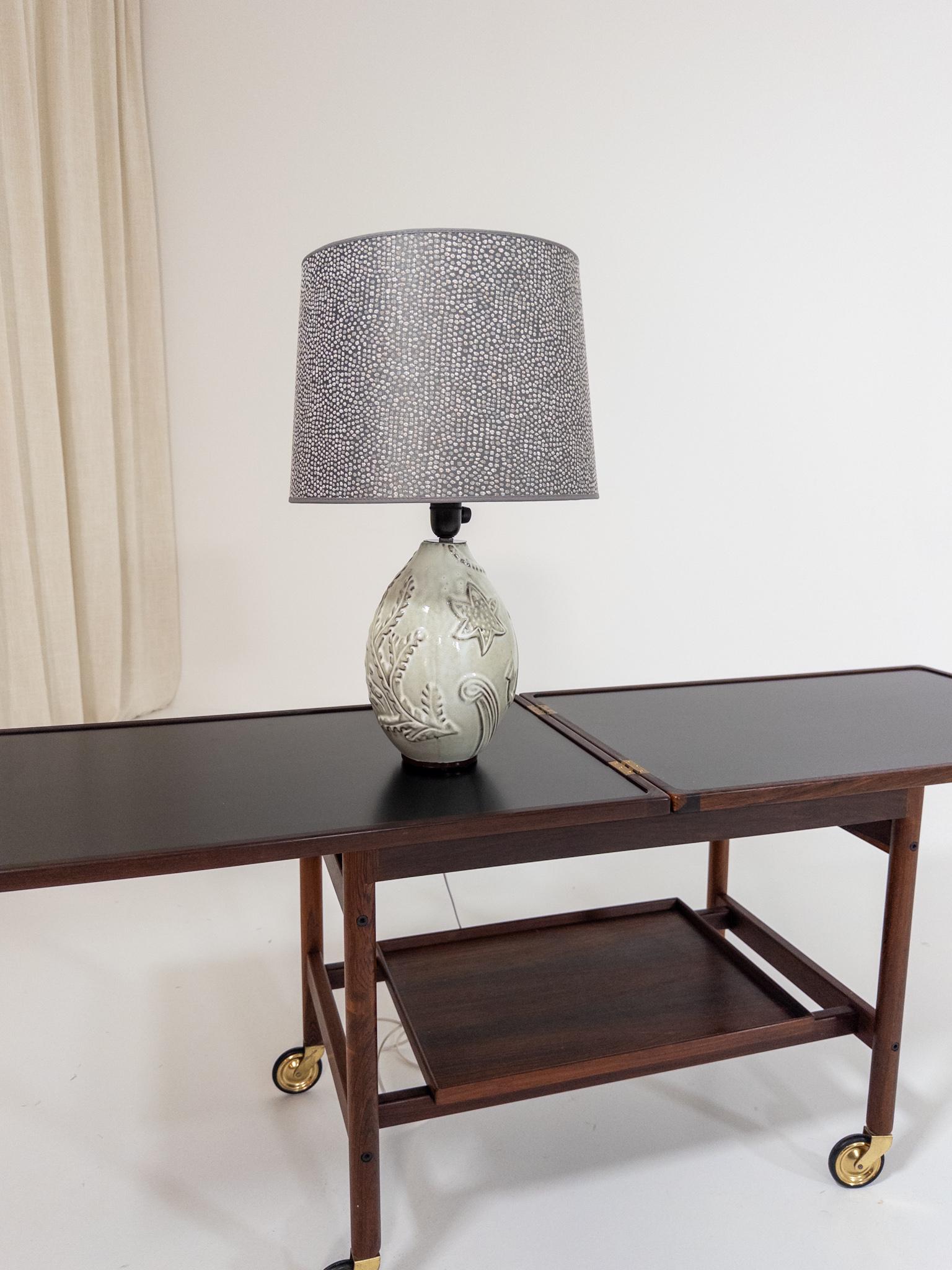 Esta escultural lámpara de sobremesa de cerámica fue diseñada por Anna-Lisa Thomson (1905-1952), una de las más importantes artistas ceramistas suecas de mediados de siglo. Thomson fue una de las principales diseñadoras de Gefle y Upsala Ekeby desde