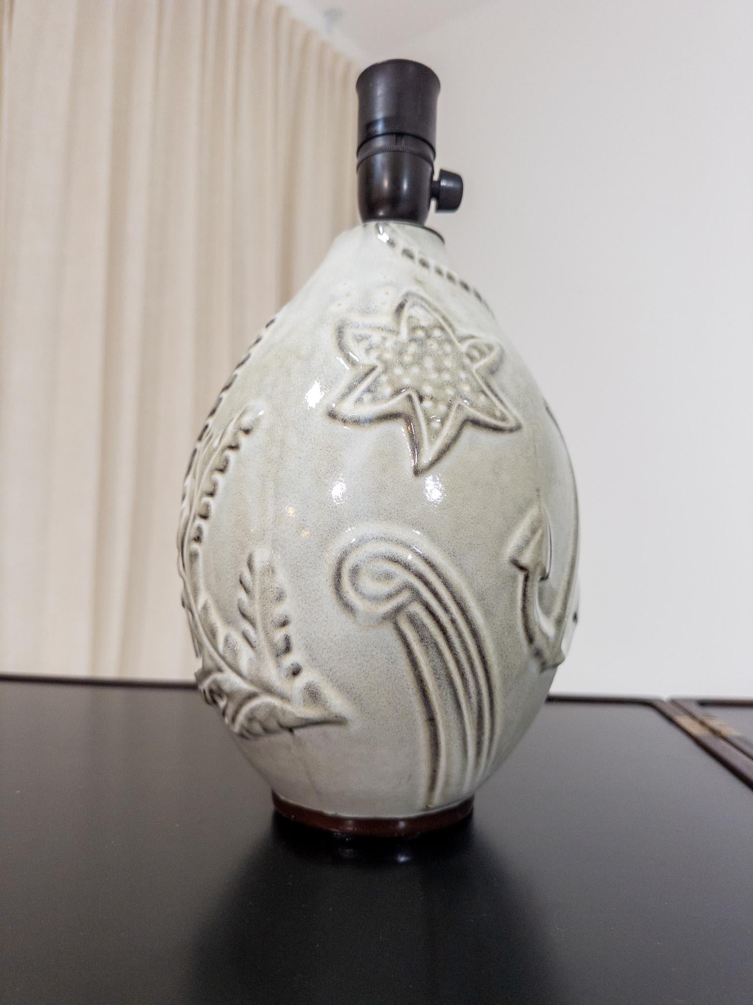 Anna-Lisa Thomson Lámpara de sobremesa de cerámica, Gefle Suecia, años 40-50 en Bueno estado para la venta en Staffanstorp, SE