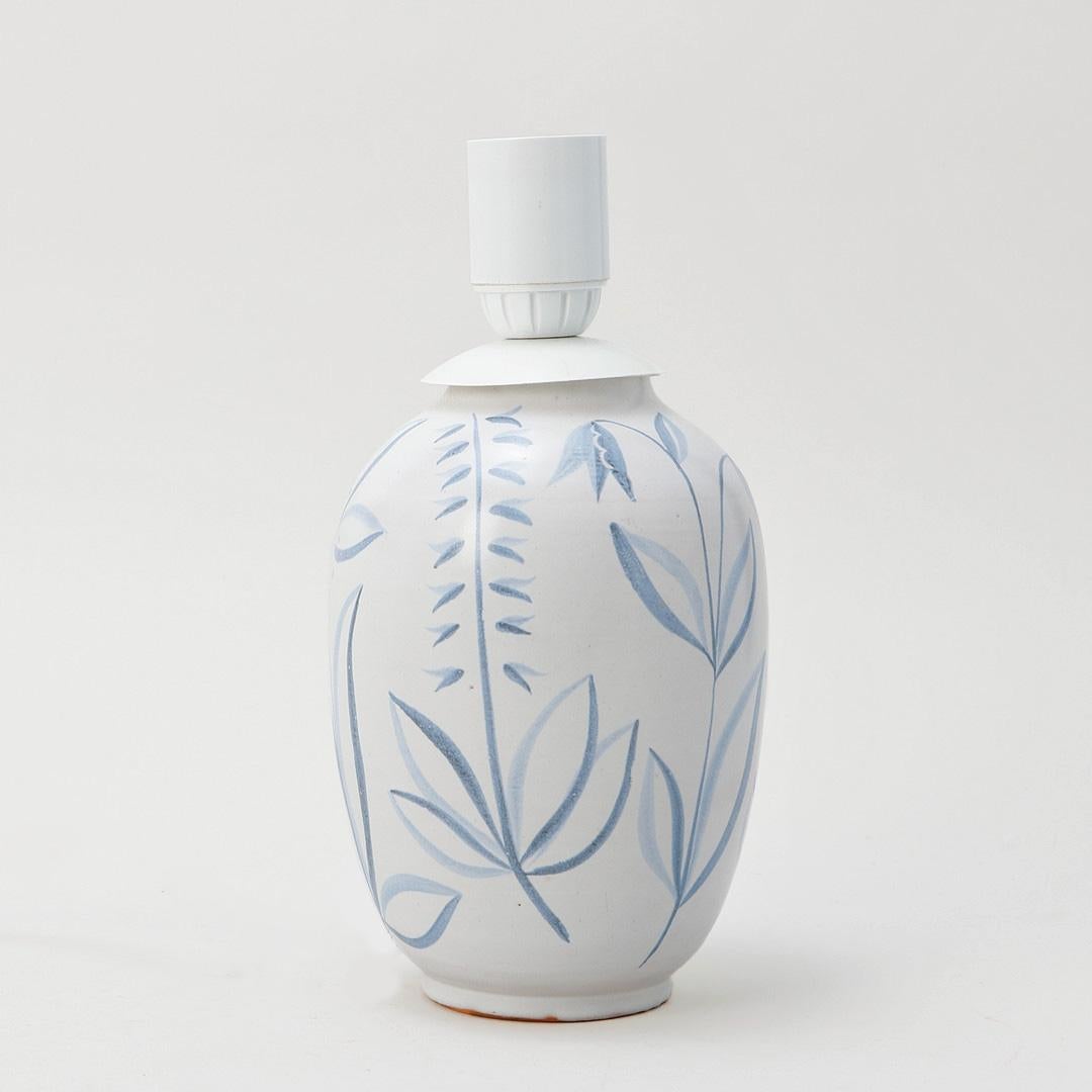 Anna-Lisa Thomson Flora Tischlampe für Upsala Ekeby, Schweden, ca. 1940-50er Jahre im Zustand „Gut“ im Angebot in New York, NY