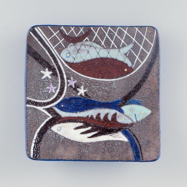 Anna-Lisa Thomson für Upsala-Ekeby, Schweden.
Handglasierte Keramikschale mit Fisch- und Seesternmotiven.
Ungefähr in den 1960er Jahren.
In perfektem Zustand.
Signiert vom Künstler.
Abmessungen: T 27,0 cm. x H 4,0 cm.