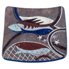 Anna-Lisa Thomson pour Upsala-Ekeby. Plat en céramique avec poisson et étoile de mer
