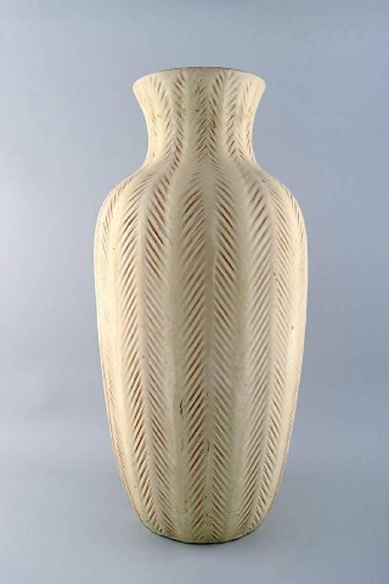 Anna-Lisa Thomson for Upsala-Ekeby ceramic floor vase.
Fluted body with light glaze.
Sweden, mid-20th century.
In perfect condition.
Measures: 49 x 24 cm.
Stamped. Ekeby, A.L.T.