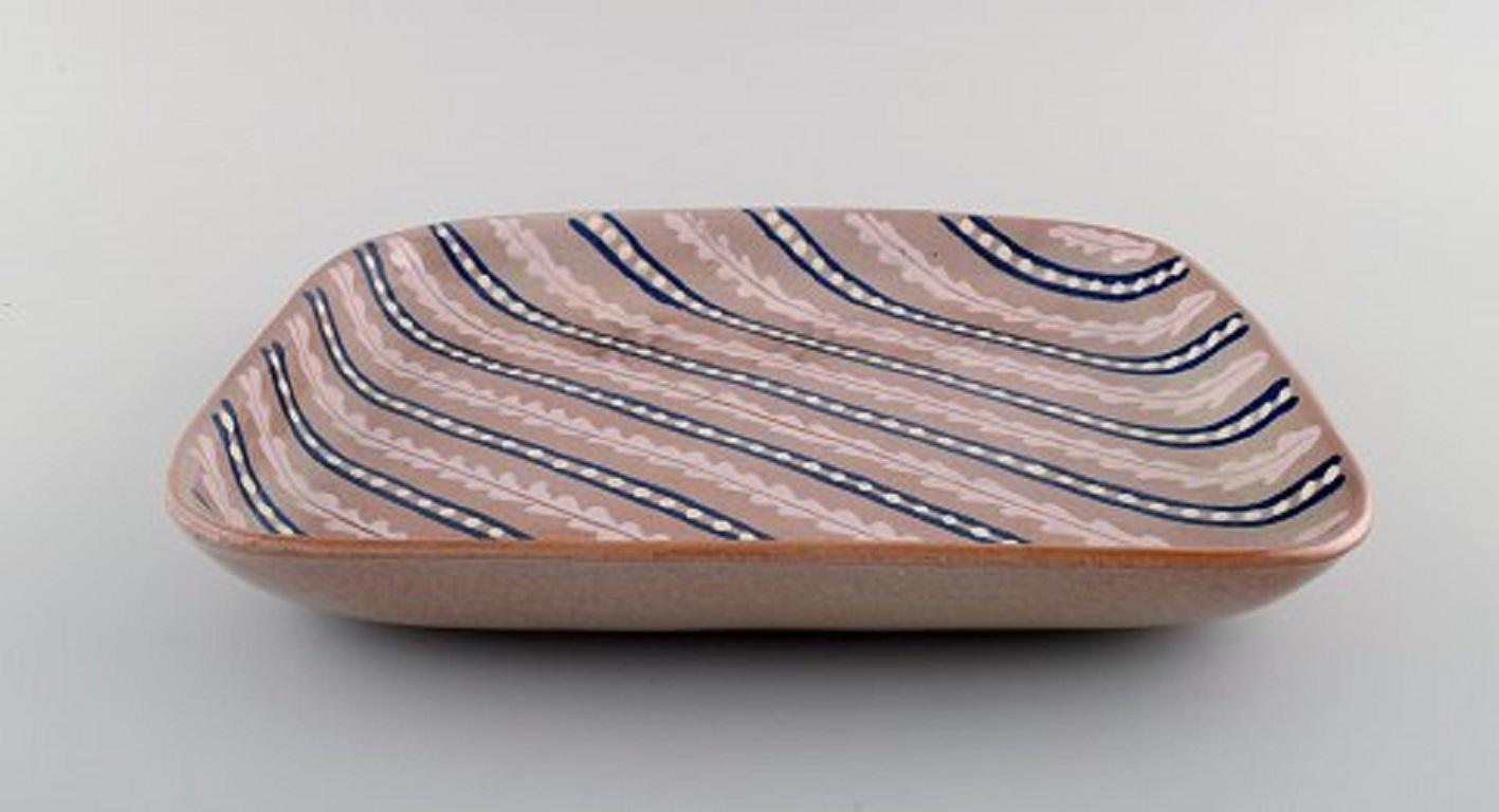 Anna-Lisa Thomson per Upsala Ekeby. Grande piatto in gres smaltato. Design a righe, metà del XX secolo.
In ottime condizioni.
Misure: 30 x 25 cm.
Timbrato.