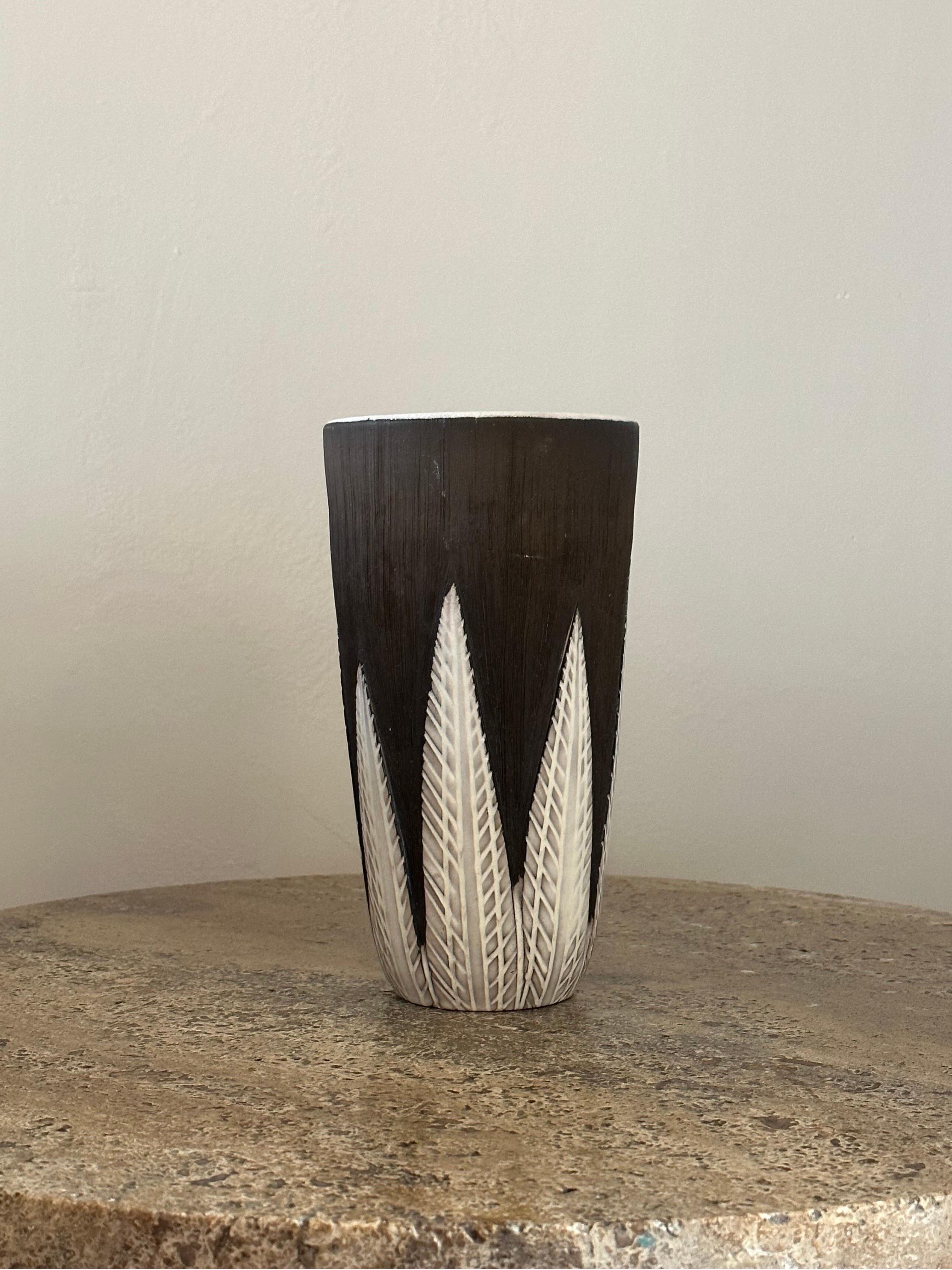 Schöne Vase, entworfen von Anna-Lisa Thomson für Upsala Ekeby. Diese Dekorserie ist unter dem Namen Paprika