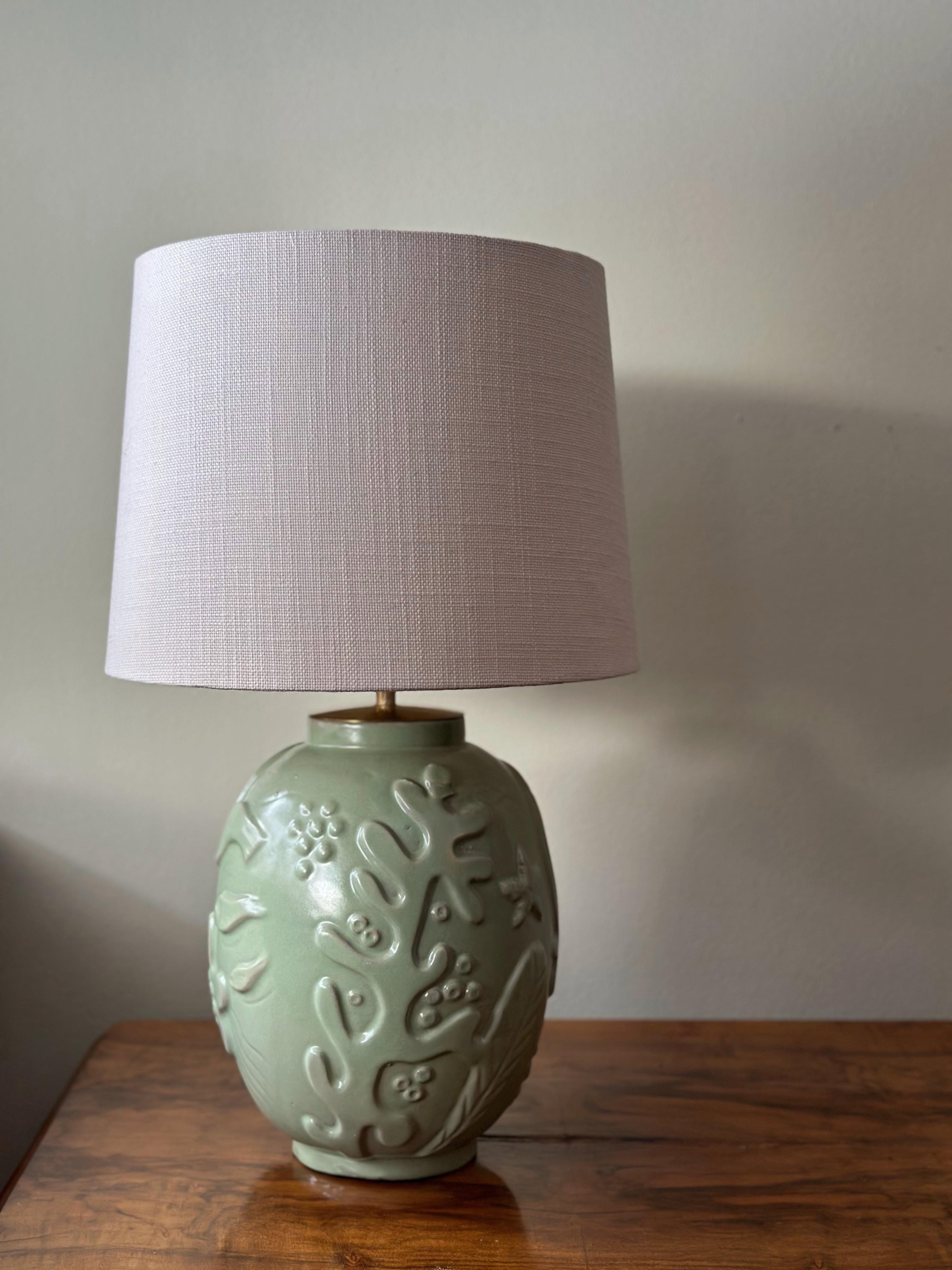 Lampada da tavolo svedese di metà secolo in gres verde di Anna-Lisa Thomson per Upsala Ekeby, Svezia, 1940.

Espressione del The Modern Scandinavian Modern nella splendida serie 