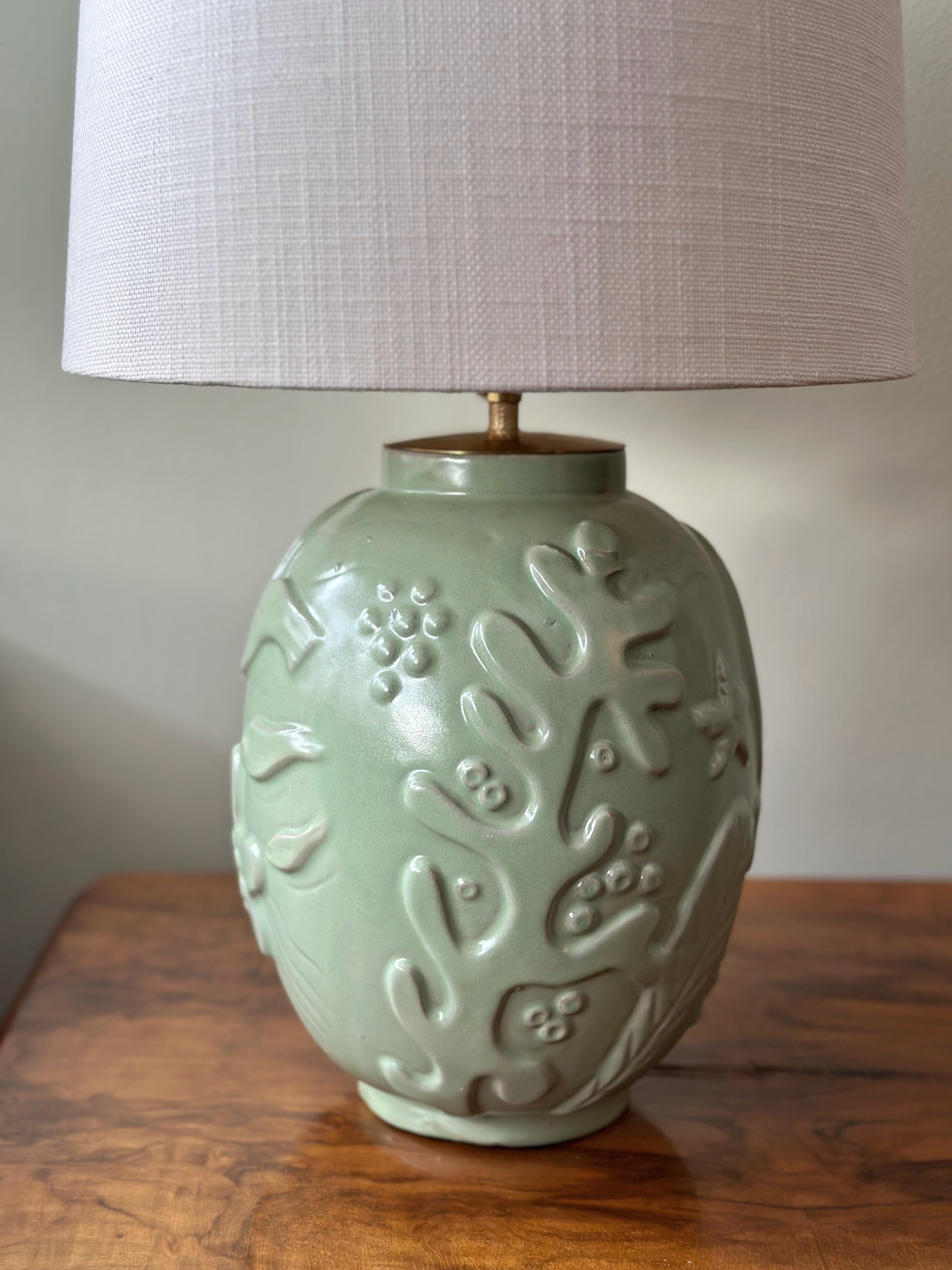 Scandinavo moderno Lampada da tavolo in ceramica smaltata di Anna-Lisa Thomson di Upsala Ekeby, Svezia, anni '40. in vendita