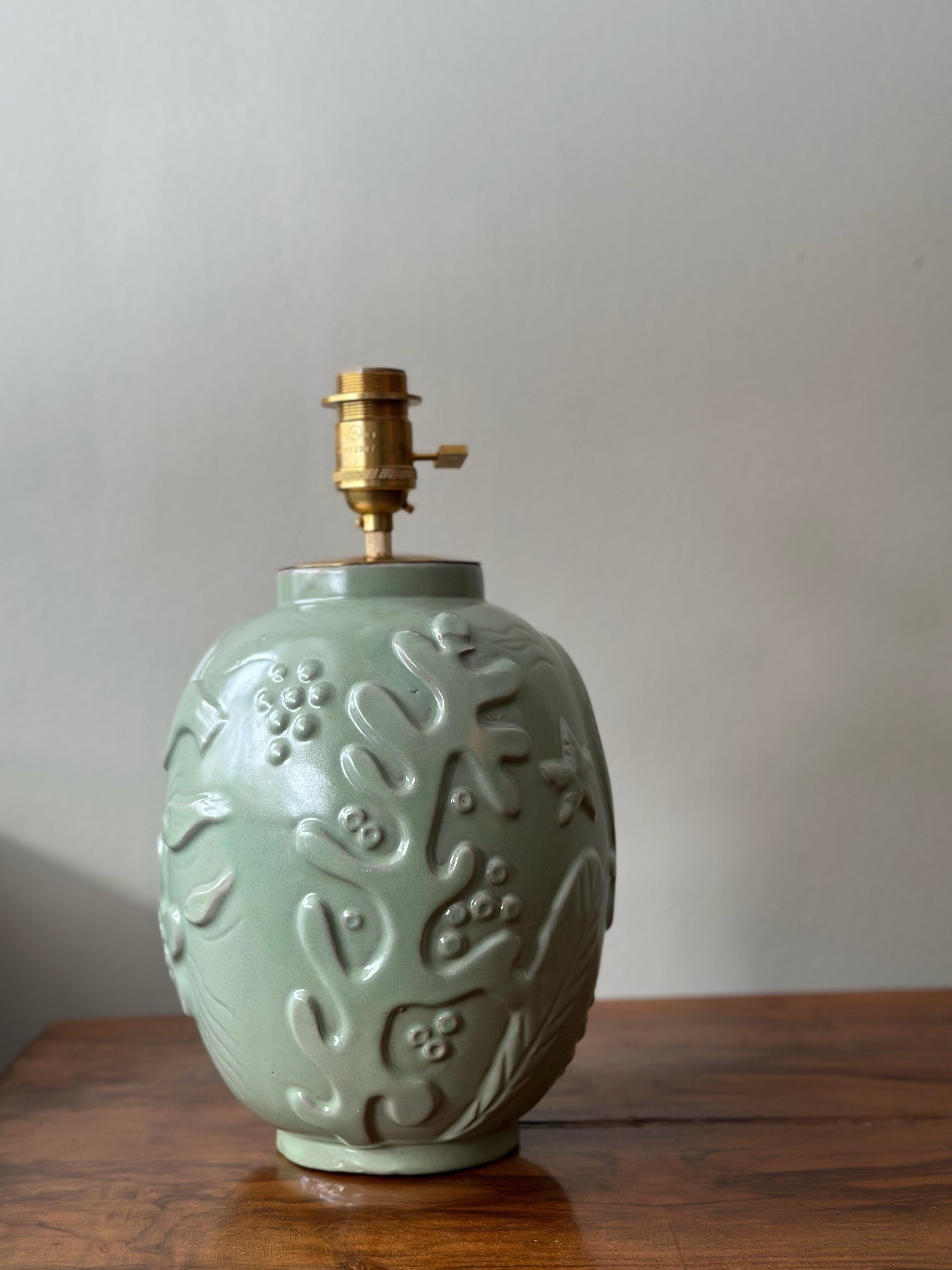 Lampada da tavolo in ceramica smaltata di Anna-Lisa Thomson di Upsala Ekeby, Svezia, anni '40. In condizioni buone in vendita a Bromma, SE