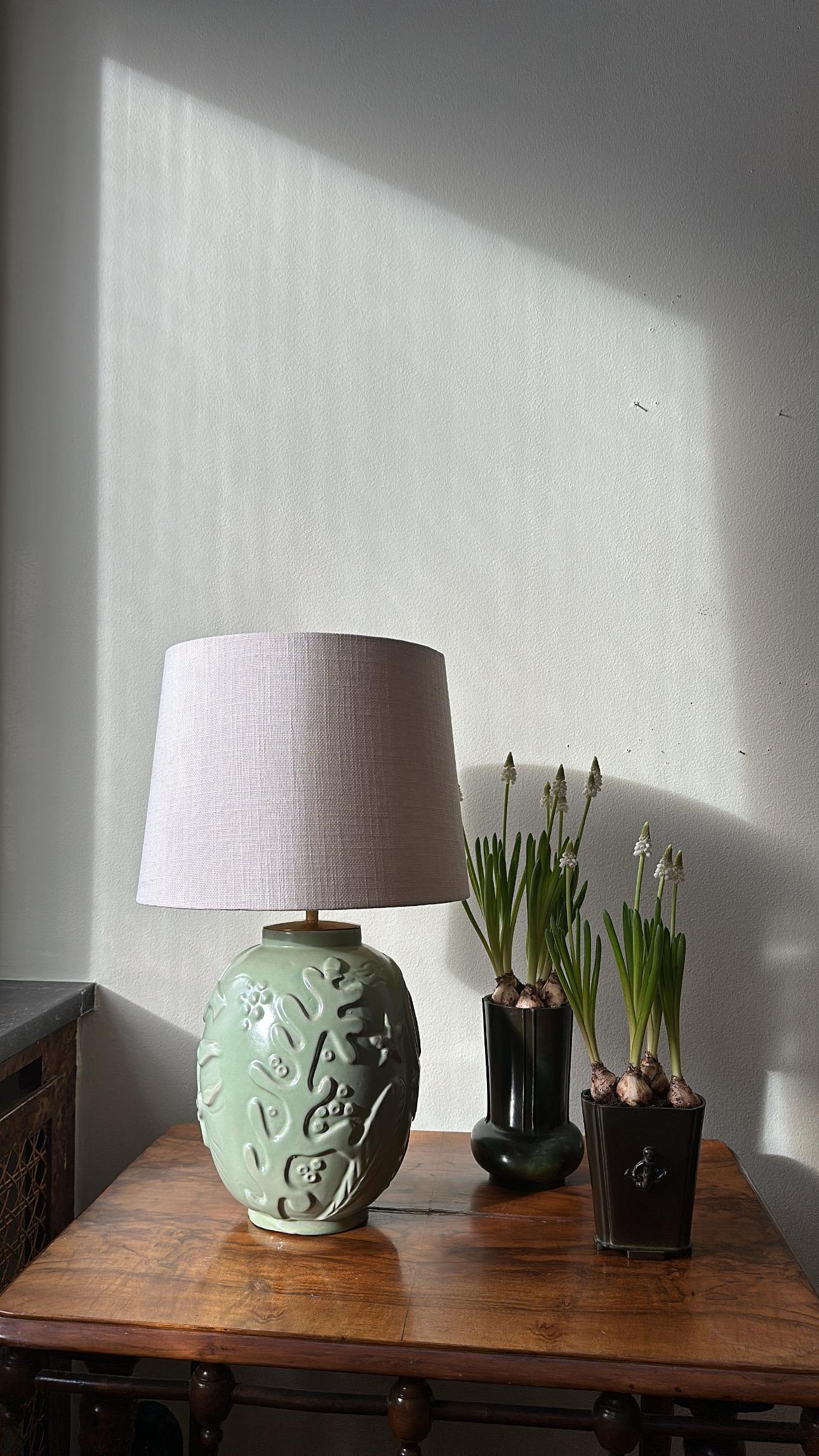 Metà XX secolo Lampada da tavolo in ceramica smaltata di Anna-Lisa Thomson di Upsala Ekeby, Svezia, anni '40. in vendita