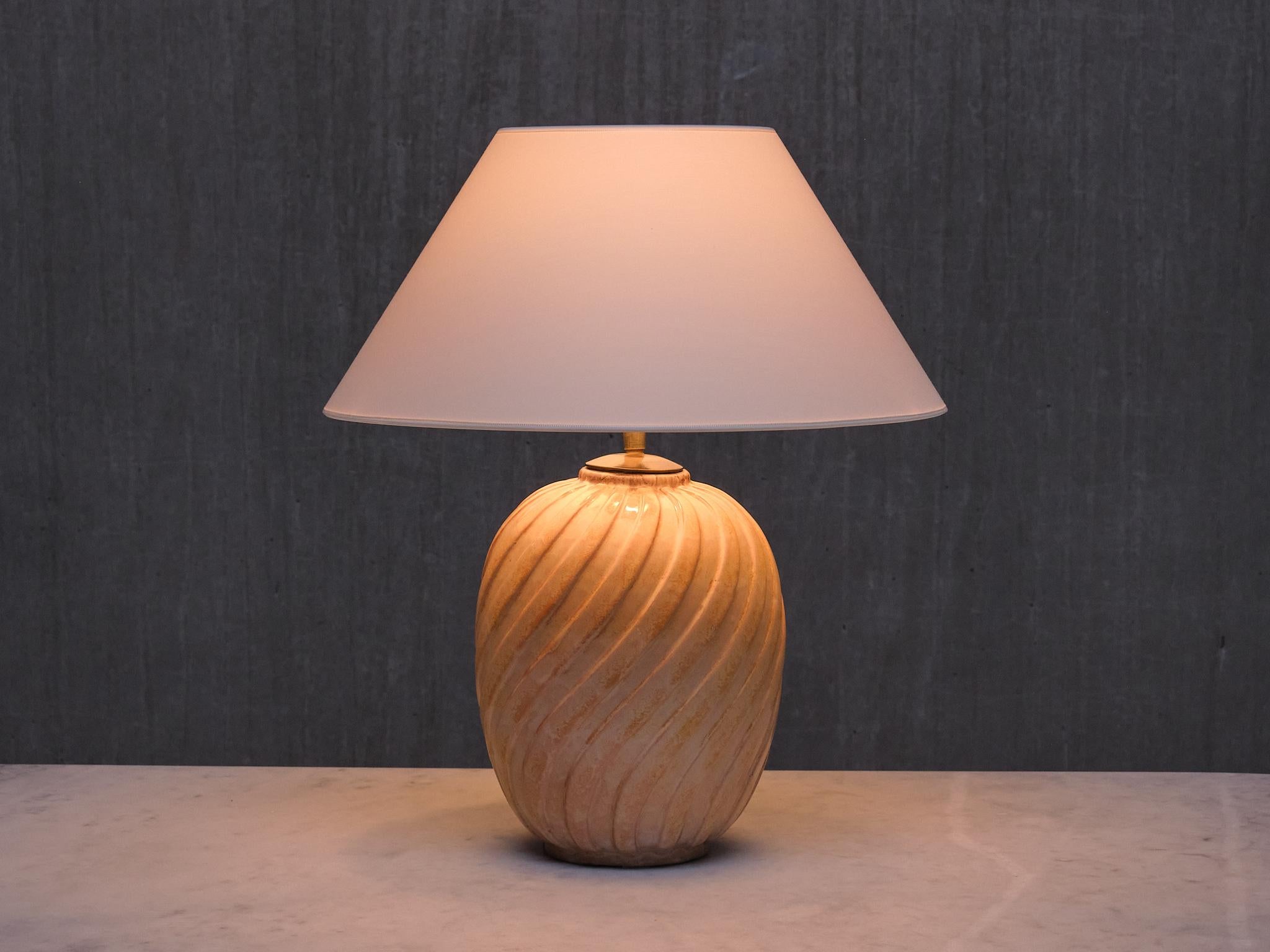 Diese auffällige Keramik-Tischleuchte wurde von Anna-Lisa Thomson entworfen und in den 1940er Jahren von der schwedischen Firma Upsala Ekeby hergestellt. Die Unterseite der Lampe trägt die Modellnummer 3226 und die Signatur 