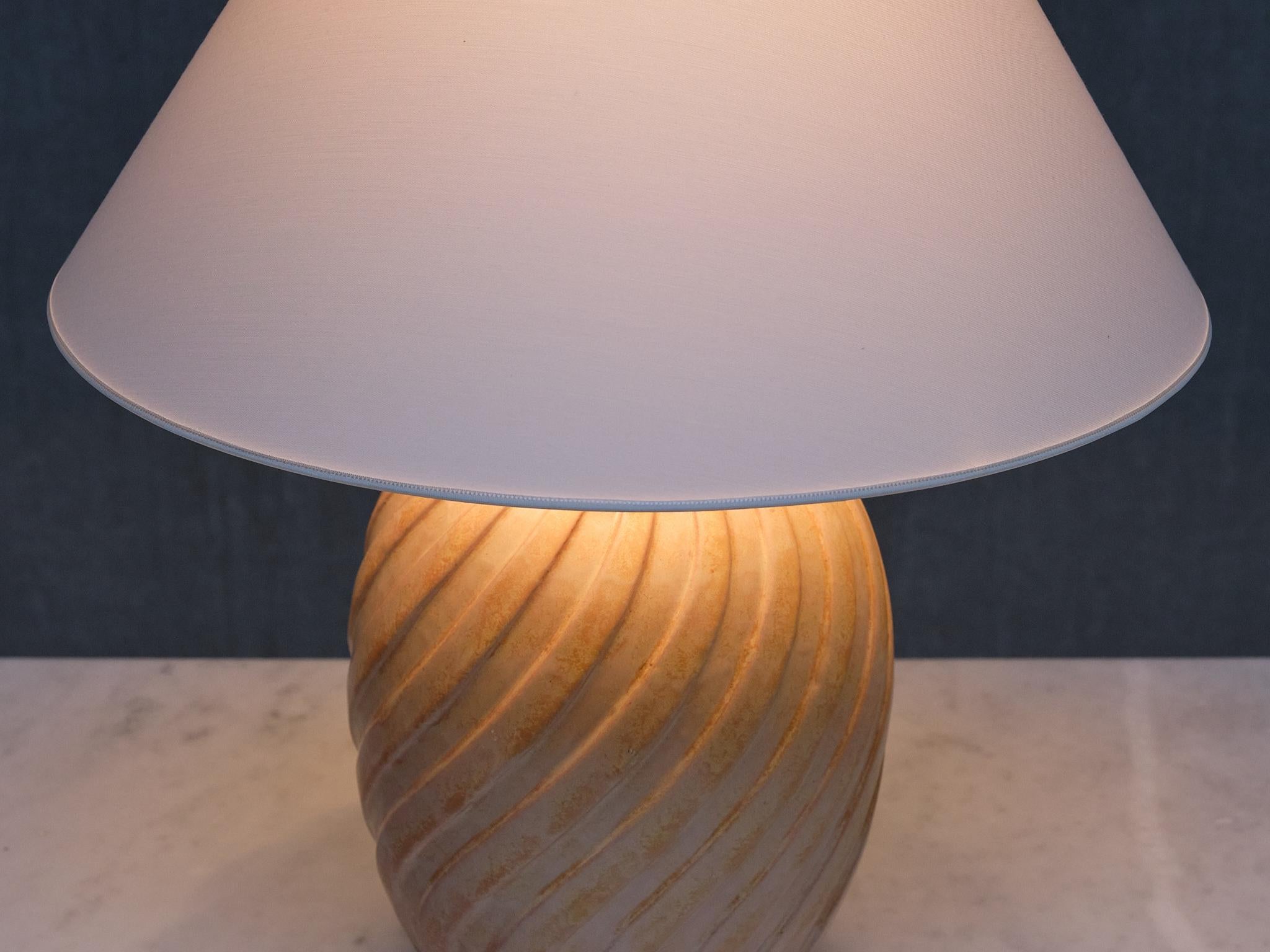 Anna-Lisa Thomson, glasierte Keramik-Tischlampe, Upsala Ekeby, Schweden, 1940er Jahre (Mitte des 20. Jahrhunderts)